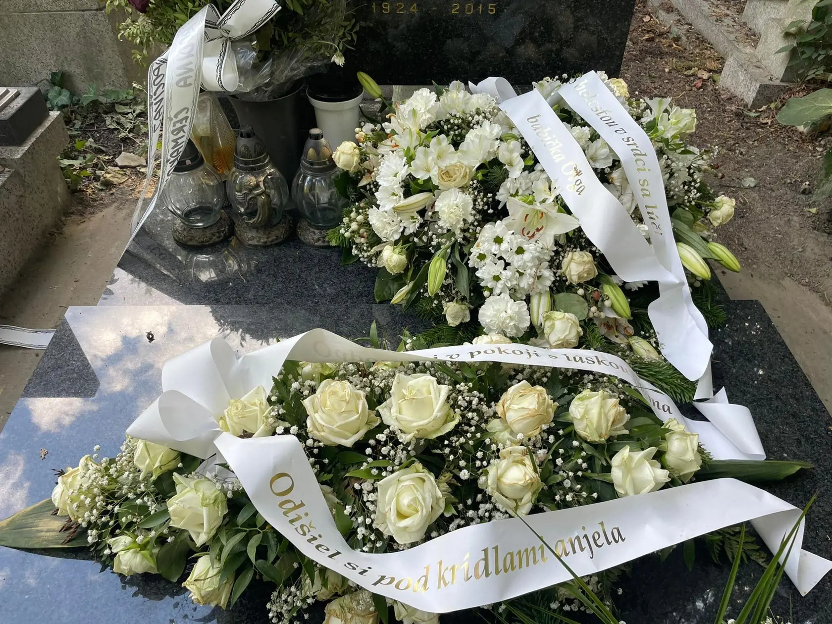 "Odpočívaj v pokoje, s láskou na teba spomíname. Odišiel si pod krídlami anjela," znel najdojímavejší odkaz.