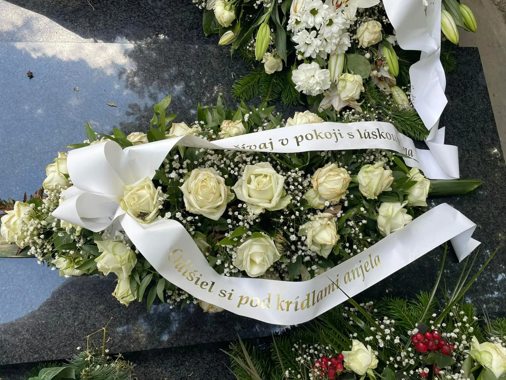 "Odpočívaj v pokoje, s láskou na teba spomíname. Odišiel si pod krídlami anjela," znel najdojímavejší odkaz.