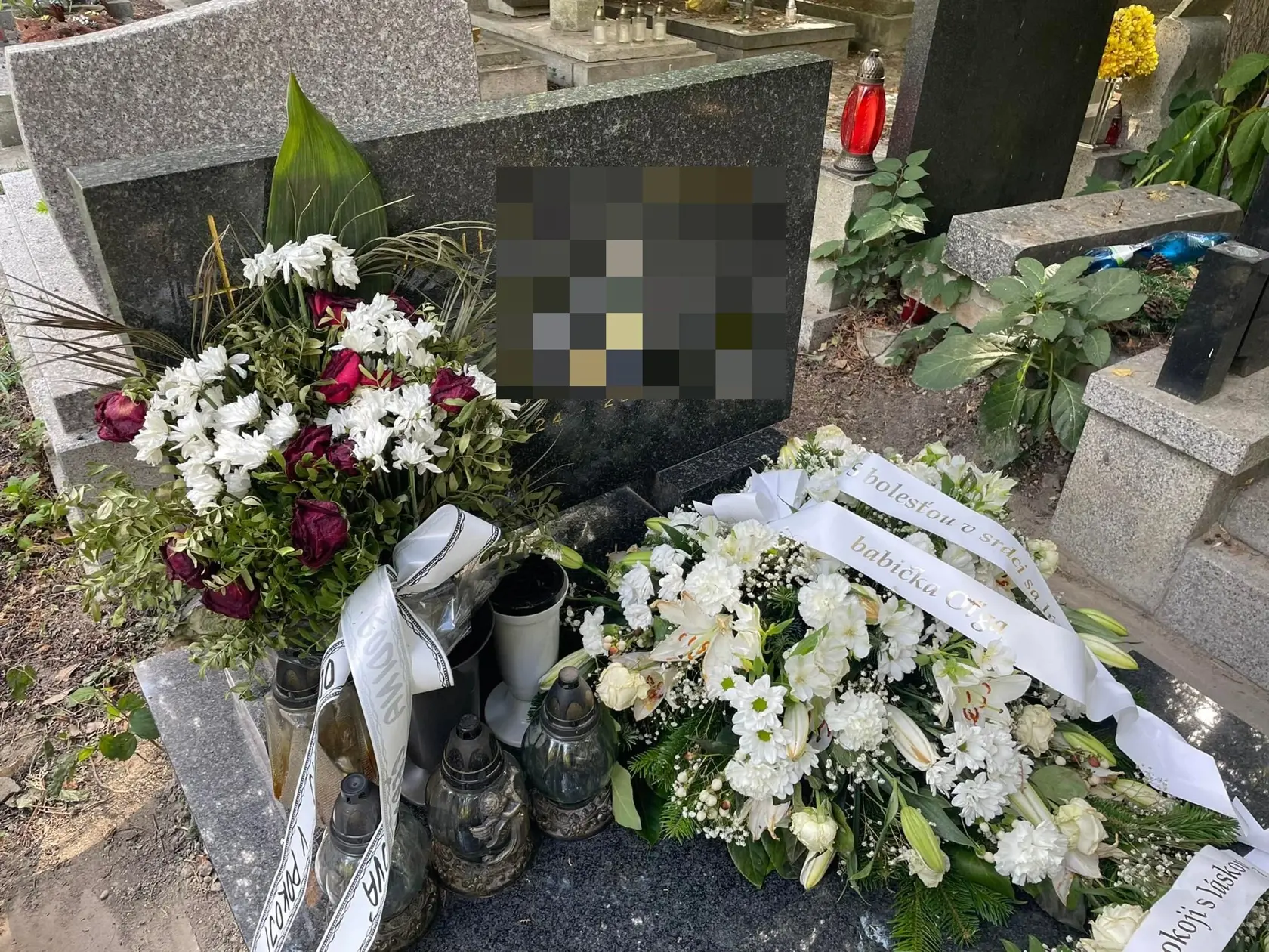 Na hrobe sa nachádzali iba štyri vence a jedna kytica. Podľa našich informácií sa mu na veľký veniec poskladali susedia.