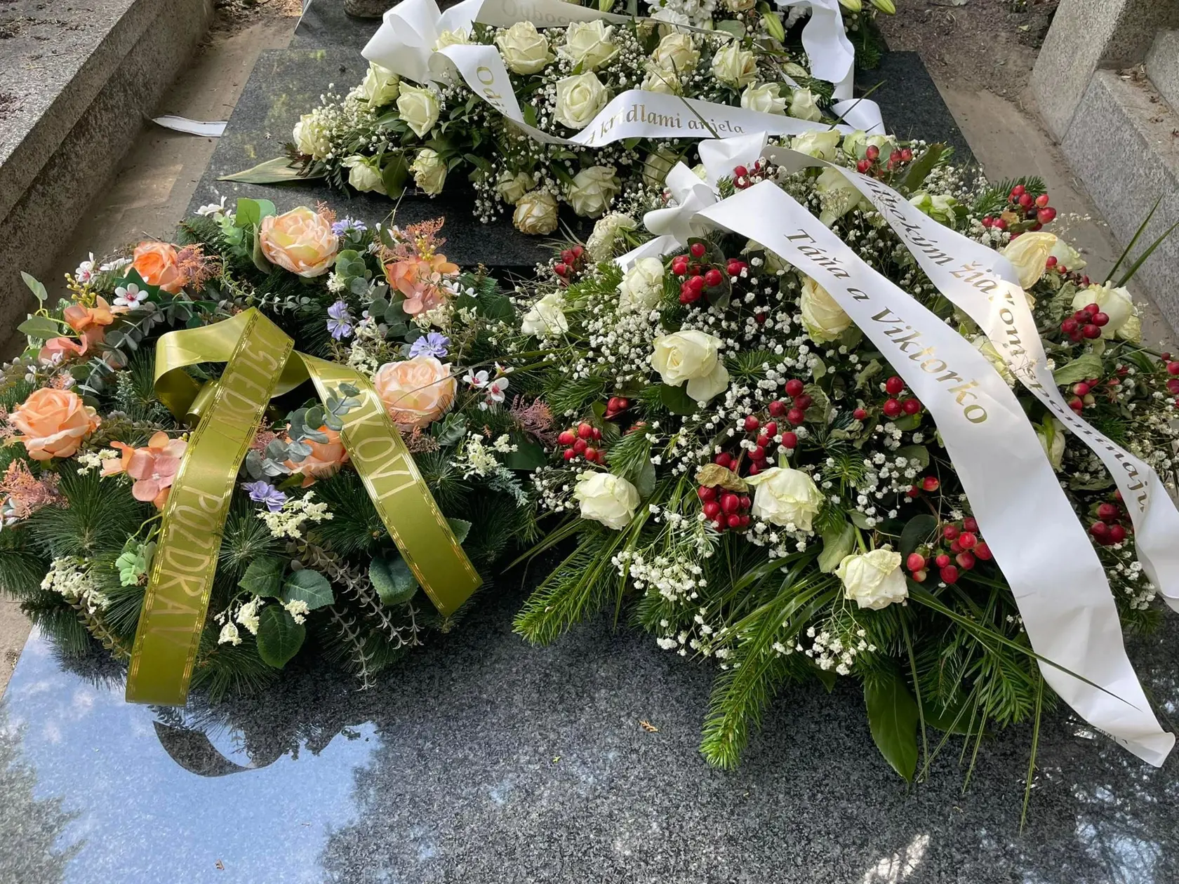 "S hlbokým žiaľom spomínajú Táňa a Viktorko," znel ďalší odkaz.