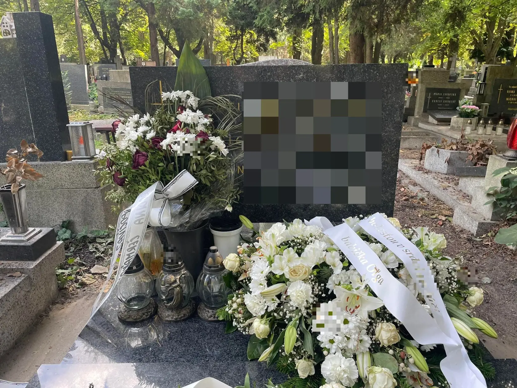 Na hrobe sa nachádzali iba štyri vence a jedna kytica. Podľa našich informácií sa mu na veľký veniec poskladali susedia.