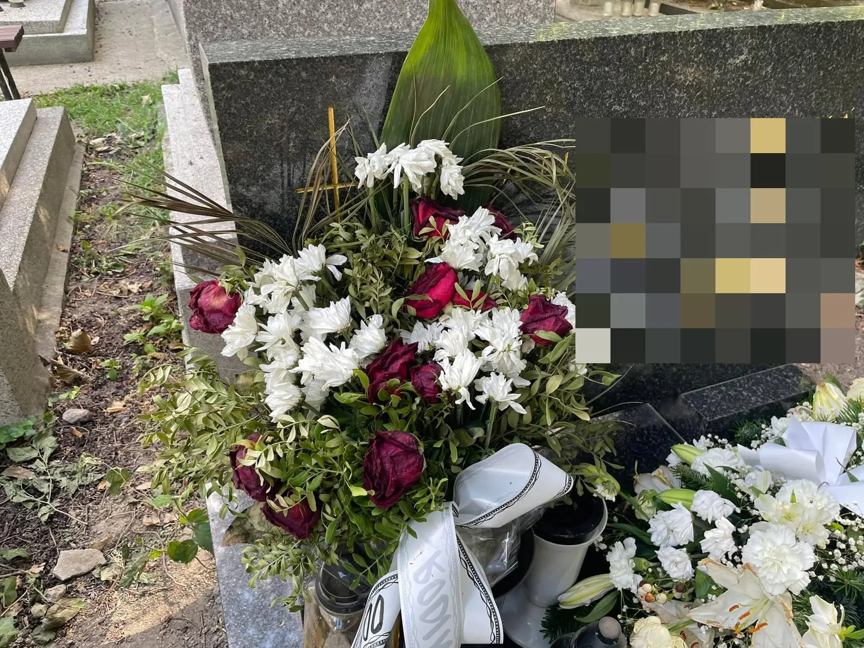 Na hrobe sa nachádzali iba štyri vence a jedna kytica. Podľa našich informácií sa mu na veľký veniec poskladali susedia.