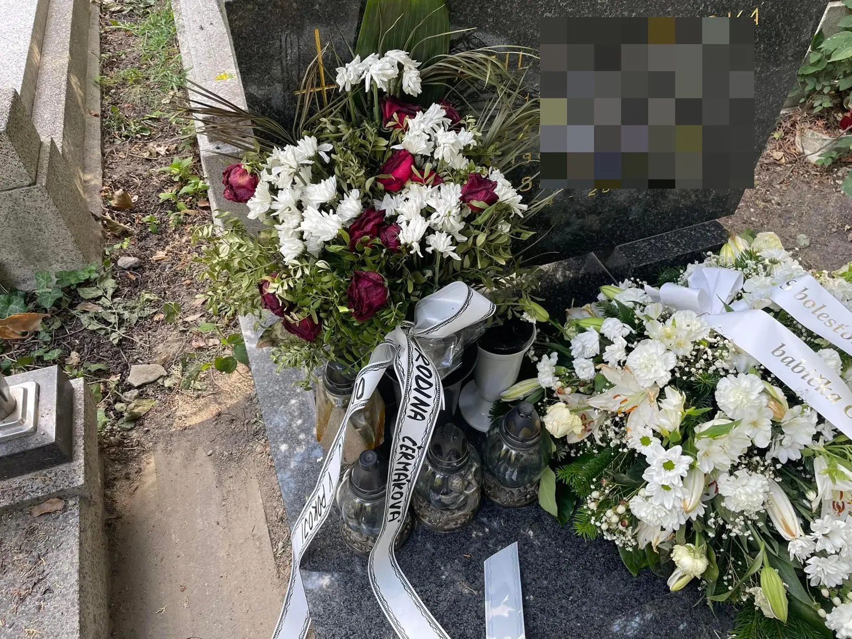 Na hrobe sa nachádzali iba štyri vence a jedna kytica. Podľa našich informácií sa mu na veľký veniec poskladali susedia.