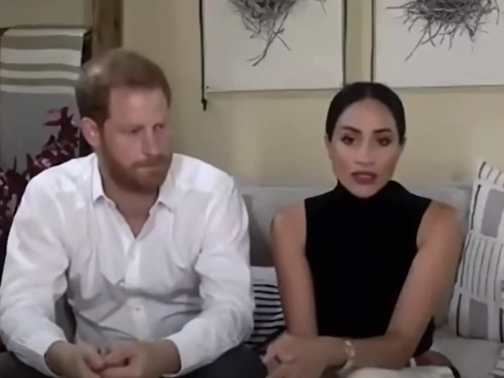 Vojvodkyňa Meghan sa poriadne zmenila. Namiesto prirodzenosti zvolila tmavší mejkap a sýty rúž.