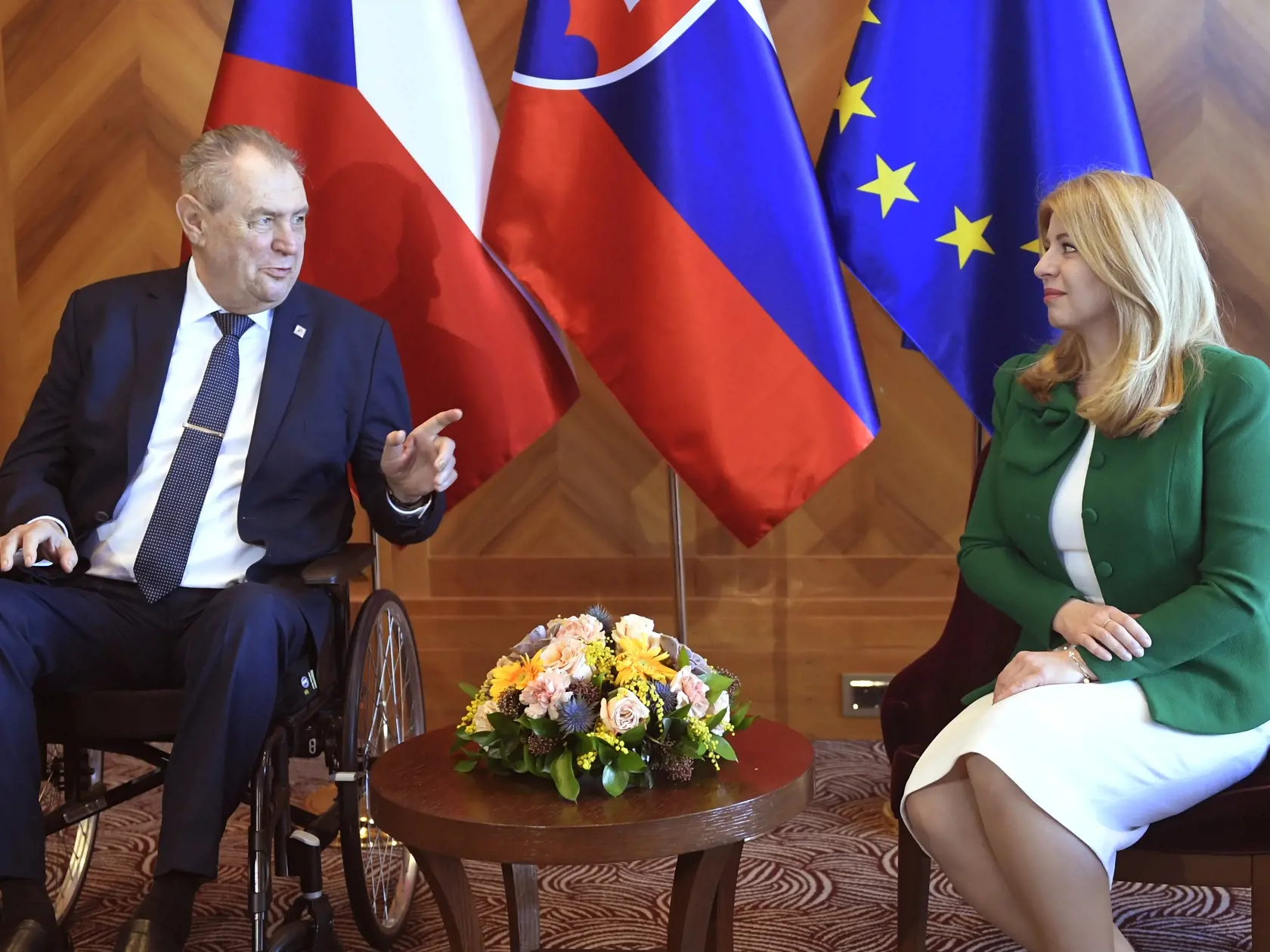 Na snímke zľava český prezident Miloš Zeman a slovenská prezidentka Zuzana Čaputová počas spoločného rokovania v rámci rozlúčkovej návštevy českého prezidenta Miloša Zemana na Slovensku v Grand Hoteli Kempinski na Štrbskom Plese vo Vysokých Tatrách v utorok 7. februára 2023.