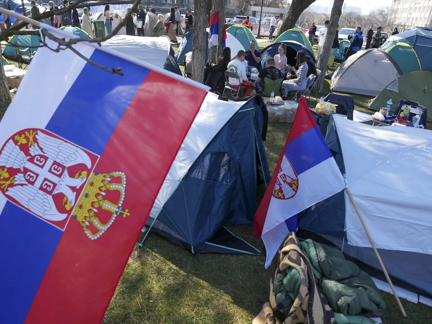 Skupina študentov rozložila tábor pred sídlom srbského prezidenta a požadujú návrat k vyučovaniu v Belehrade v Srbsku v piatok 7. marca 2025.