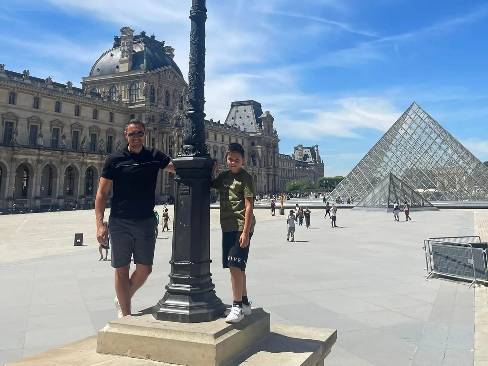 Györgyho Gyimesiho extra luxus v Paríži! Pred Louvreom zapózoval so synom v outfite za stovky eur.