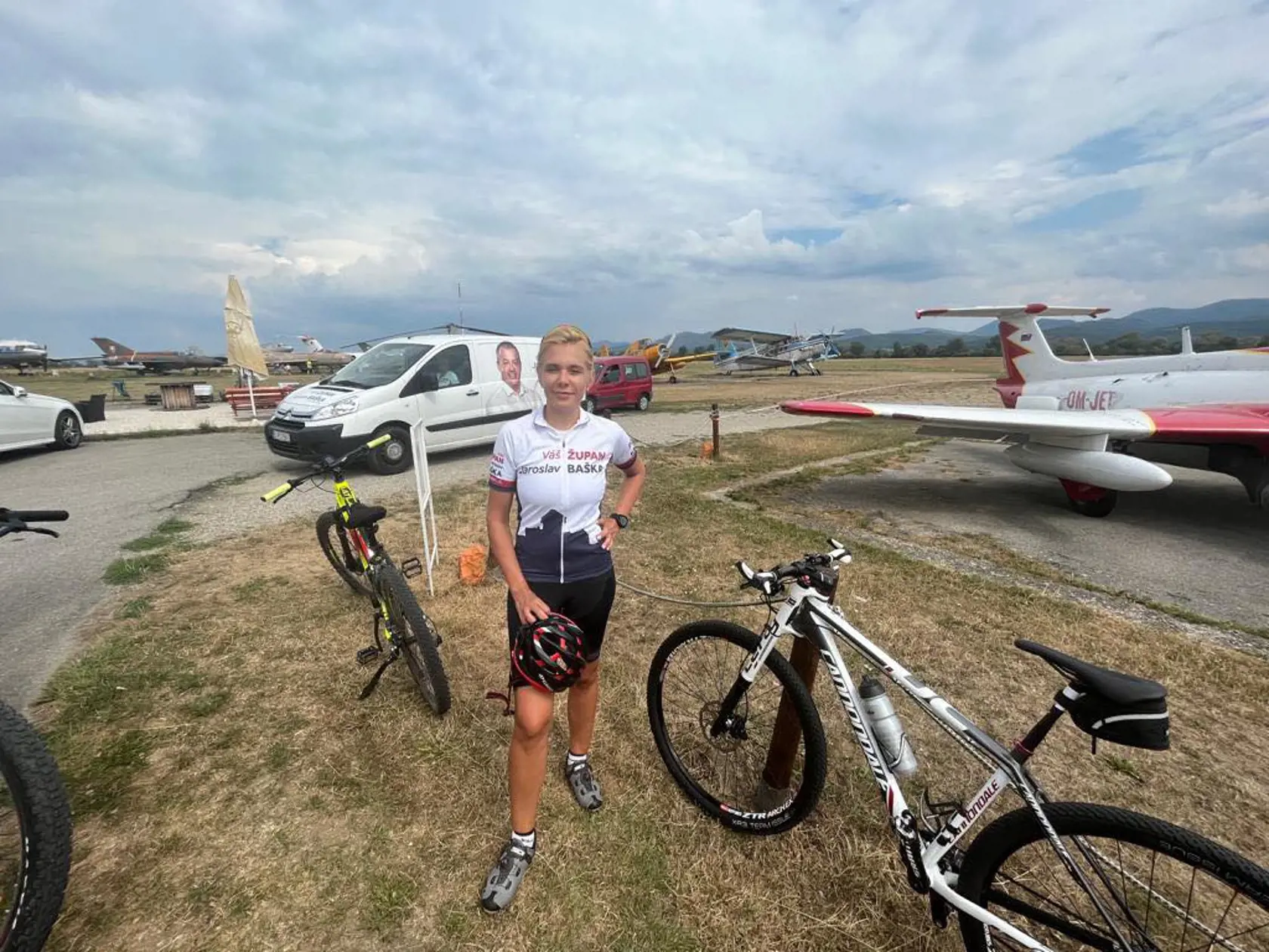 Zahanbiť sa nejakou lenivosťou nenechala ani Denisa Saková z Hlasu. Počas jazdenia na bicykli ukázala svoje štíhle nohy.