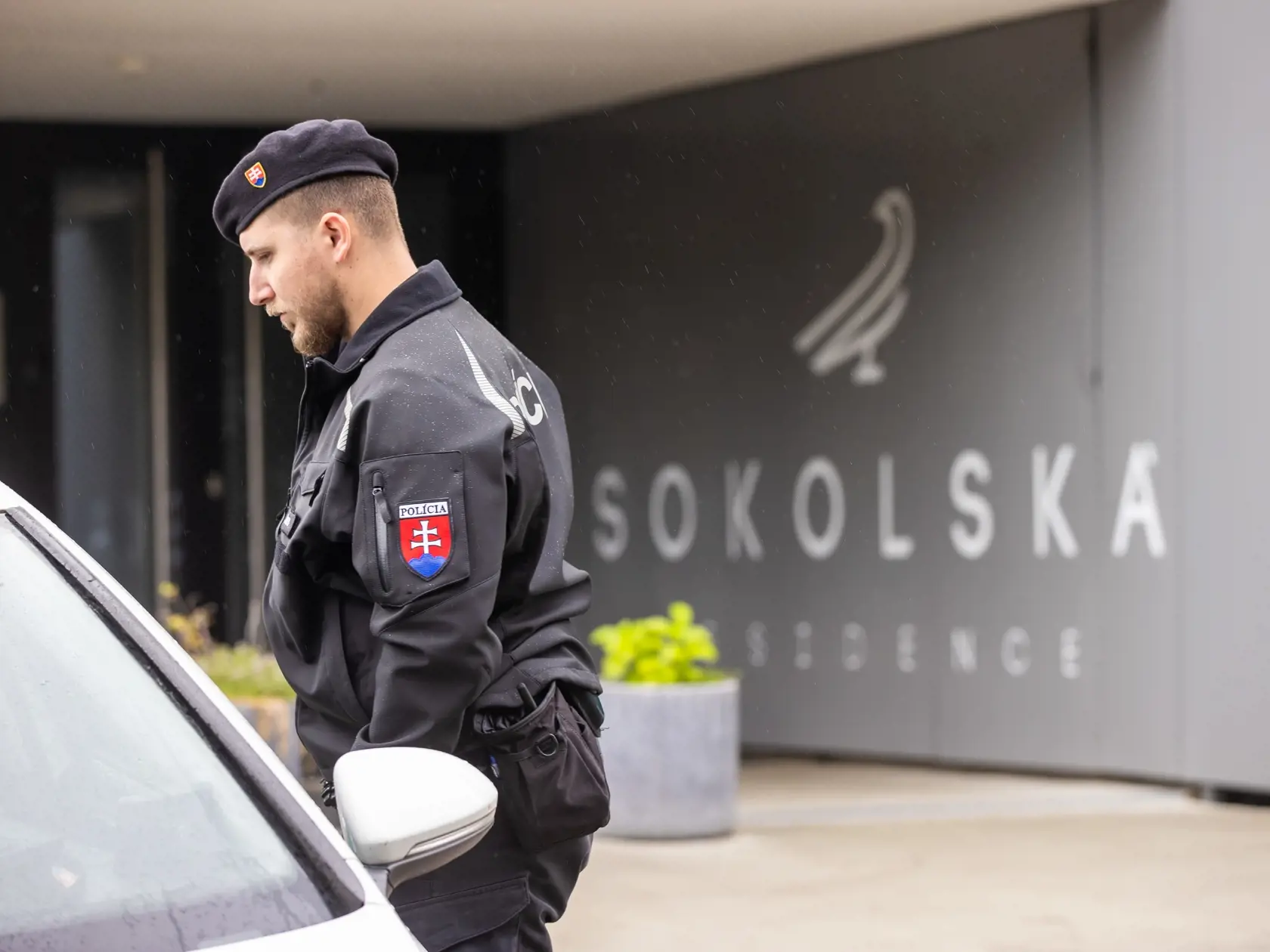 Policajný doprovod pred Sokolská residence kde býva premiér Robert Fico. 