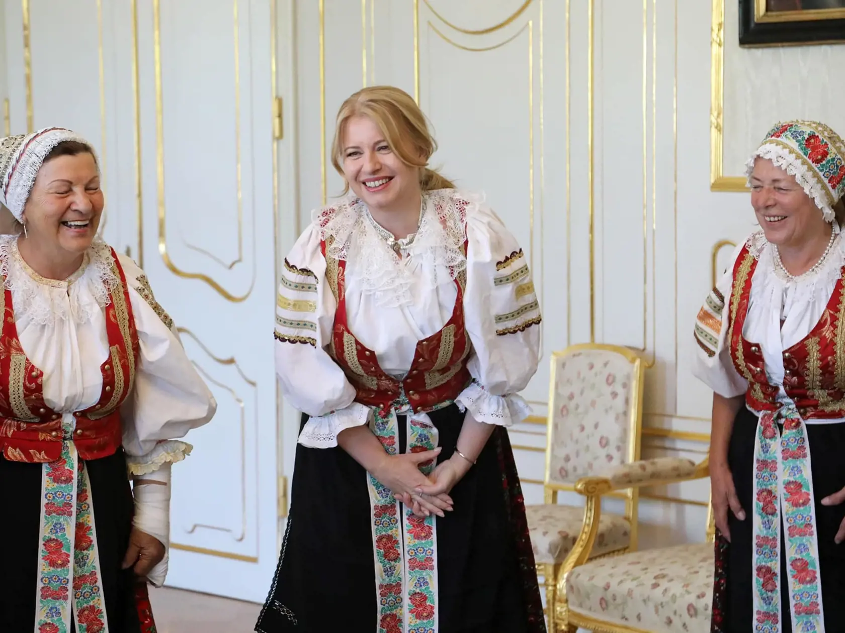 "Čistá radosť! Také bolo stretnutie s Pezinčankami a Pezinčanmi z folklórneho súboru Radosť. 
Bolo úžasné si len tak pre radosť zaspievať, zasmiať sa, porozprávať. Aj vďaka krásnemu kroju, ktorý ste mi priniesli vyskúšať, som sa cítila ako jedna z vašich členiek. Ďakujem, že rozdávate energiu a dobrú náladu už 15 rokov nielen doma, ale robíte dobré meno Slovensku aj vo svete," napísala prezidentka Čaputová, ktorá sa tiež obliekla do pezinského kroja.