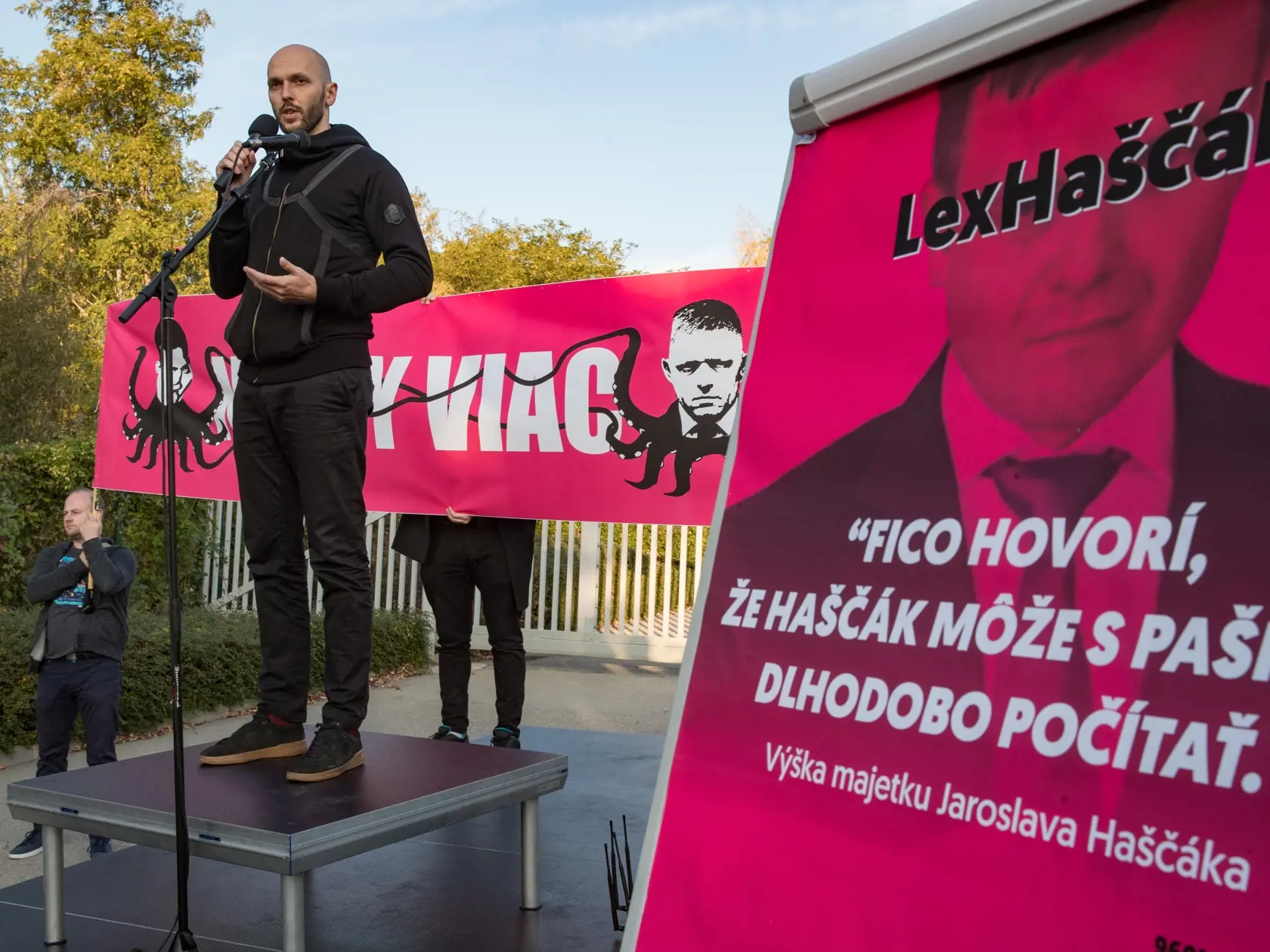 Protestné zhromaždenie pred vjazdom k domu podnikateľa Jaroslava Haščáka v Záhorskej Bystrici. Na snímke je Michal Truban.