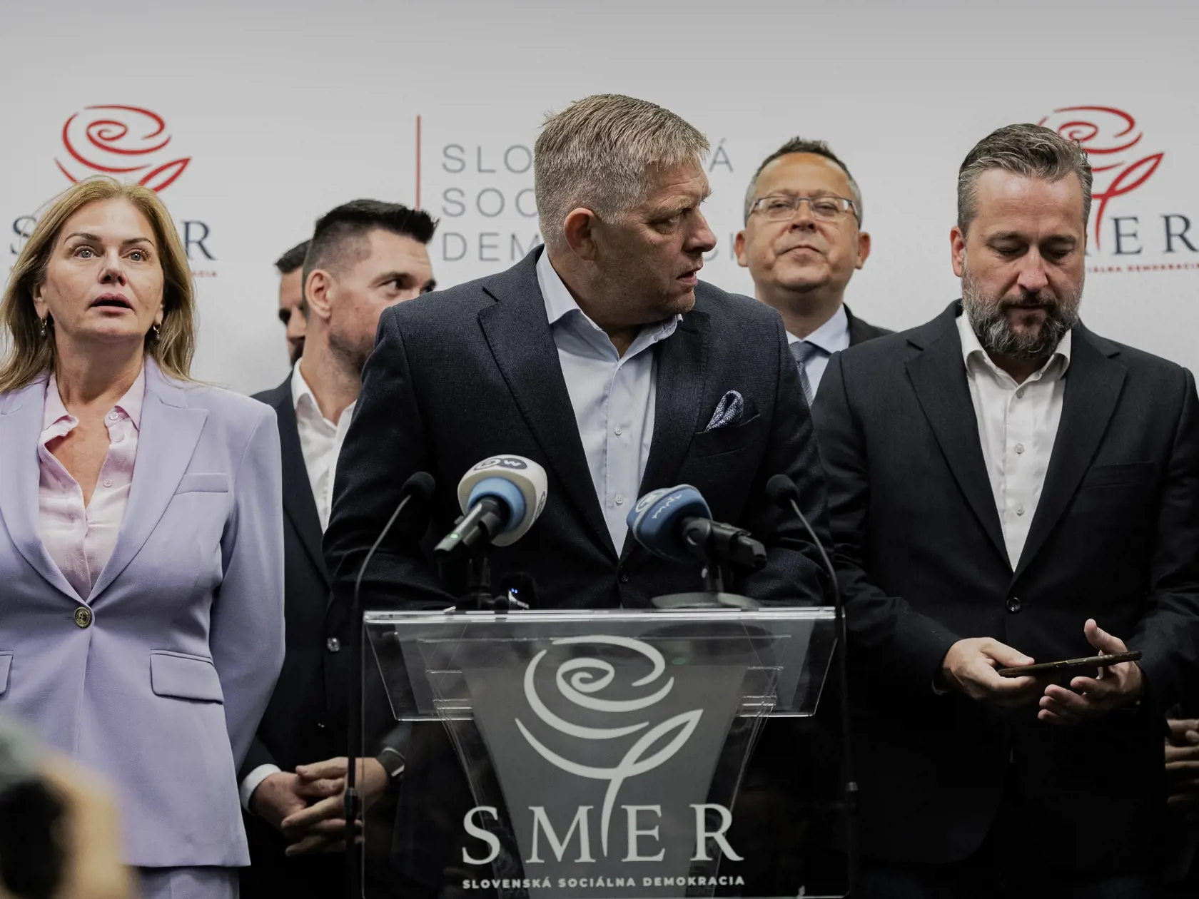 Na snímke Monika Beňová, Robert Fico a Ľuboš Blaha počas tlačovej konferencia strany Smer - slovenská sociálna demokracia po skončení predčasných parlamentných volieb.