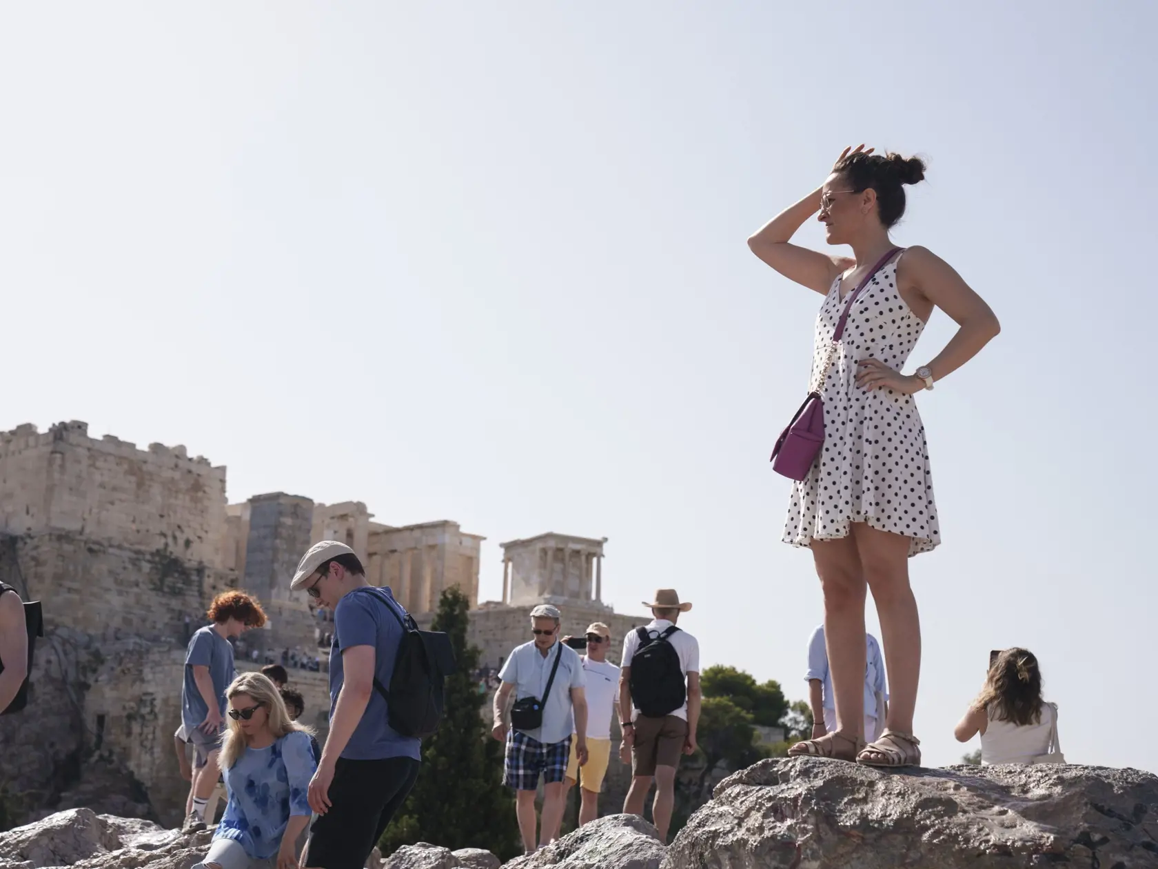 JB 25 Atémy - Turisti stoja na vrchu Aeropagous pred starobylou Akropolou v centrálnych Aténach 12. júna 2024. Aténska Akropola, najnavštevovanejšie turistické miesto v Grécku, bude v stredu počas najväčších horúčav pre verejnosť zatvorená, oznámilo tamojšie ministerstvo kultúry. TASR o tom informuje podľa agentúry AFP. Akropola bude uzavretá od 12.00 do 17.00 h miestneho času. V stredu a vo štvrtok počas prvej tohtoročnej vlny horúčav očakávajú v Aténach teplotu až 43 stupňov Celzia, spresnilo 