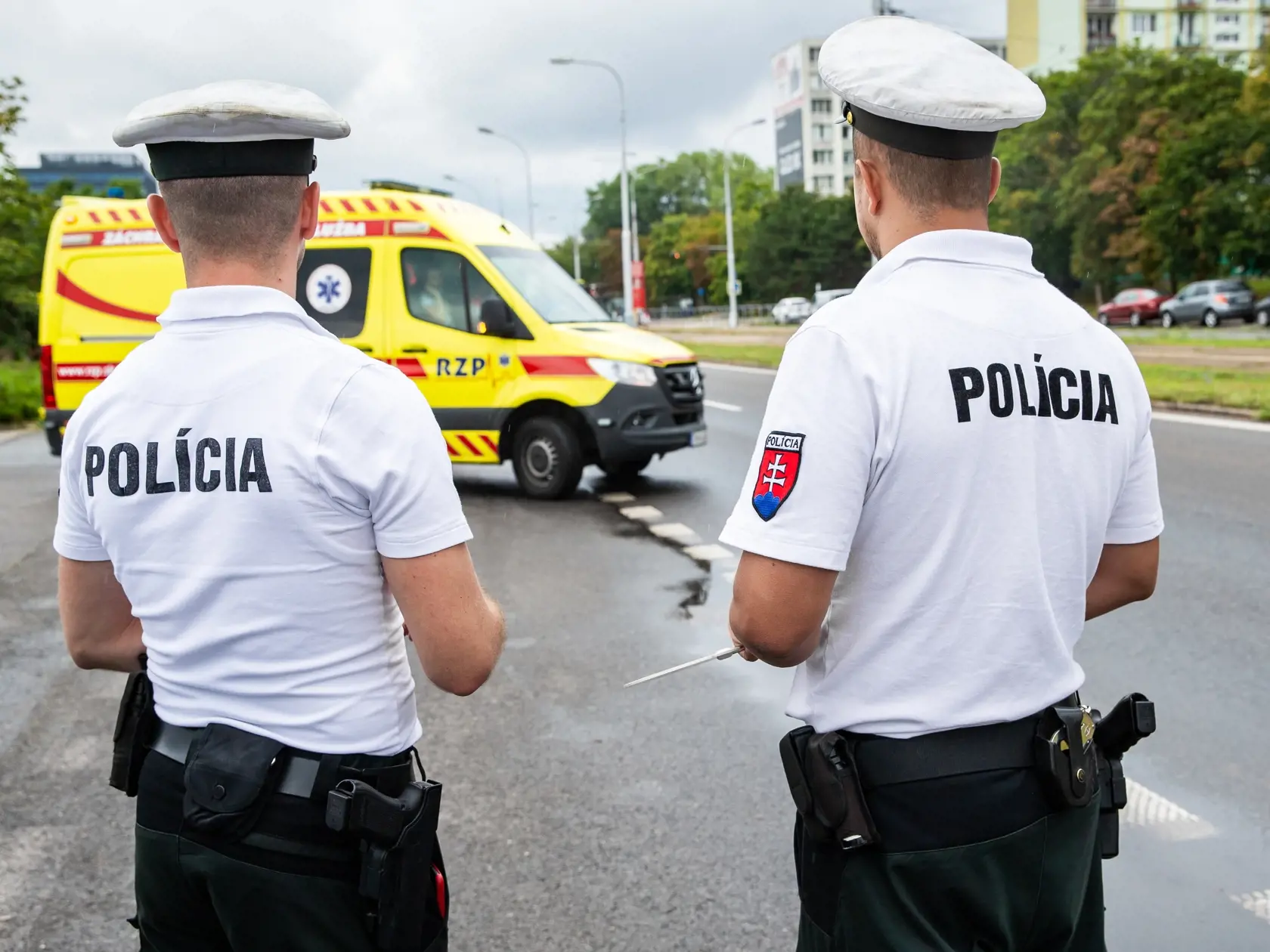 Policajti neraz počas služby zachraňujú ľudské životy. Väčšinou ide o neznámych ľudí, no tentoraz šlo o situáciu, ktorá bola osobná a mimoriadne nebezpečná. Policajt z obvodného oddelenia v Spišskej Novej Vsi totiž pomohol svojmu kolegovi, ktorému sa za volantom náhle zhoršil zdravotný stav. (Ilustračná fotografia)