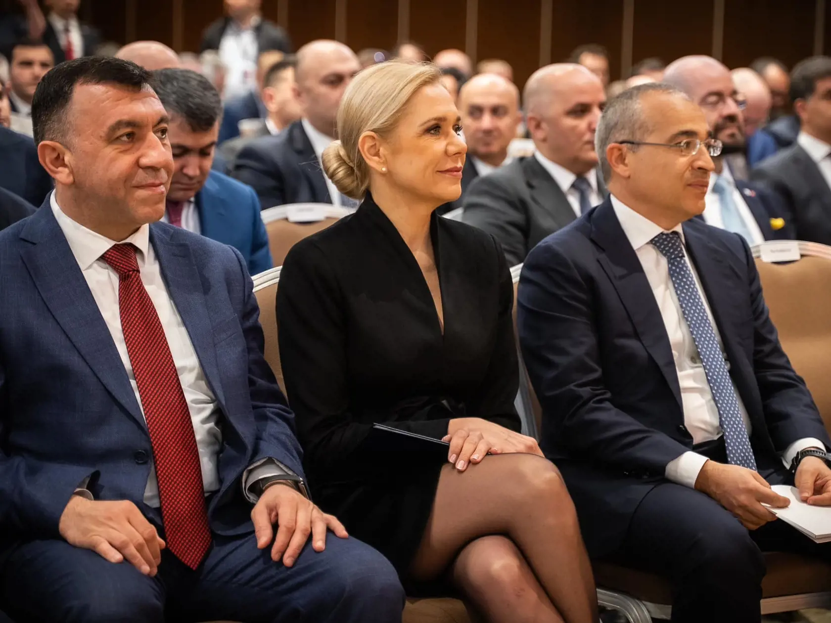 Saková v zahraničí provokovala v sexi minišatách, v ktorých vyniklo jej krásne, štíhle telo. Prítomní páni jej napriek tomu dokázali pozerať prevažne do očí.