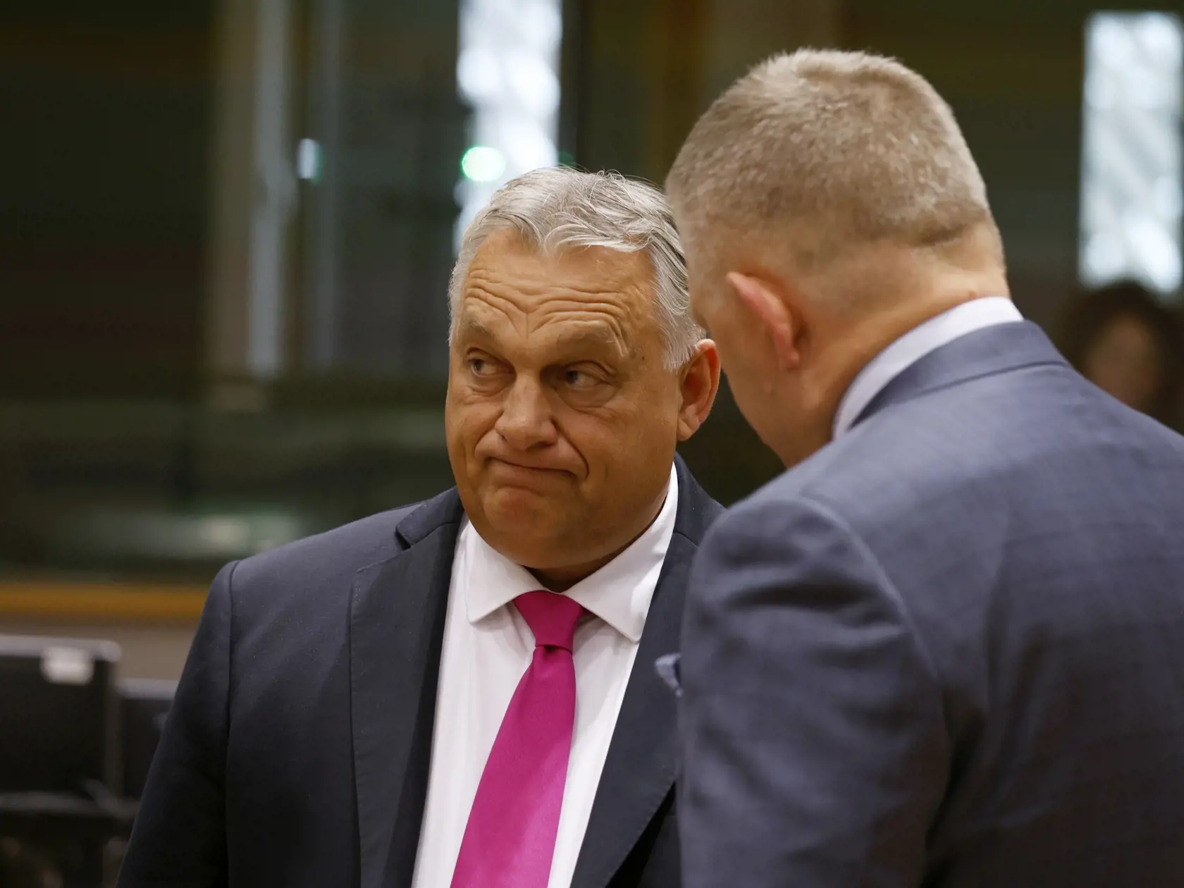 Slovenský premiér Robert Fico (vpravo) a maďarský premiér Viktor Orbán (vľavo) diskutujú na úvod dvojdňového summitu lídrov EÚ v Bruseli vo štvrtok 26. októbra 2023. Dvojdňový summit lídrov EÚ, ktorý sa začal vo štvrtok popoludní v Bruseli, má okrem dávnejšie dohodnutých tém ponúknuť aj odpoveď na to, ako sa Európska únia postaví k najnovšej vlne násilia medzi Izraelom a palestínskym hnutím Hamas.