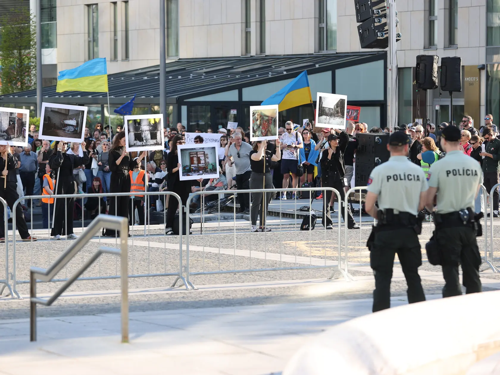 Pred koncertom ruskej speváčky Anny Netrebko sa konal  protest na námestí pred Slovenským národným divadlom.