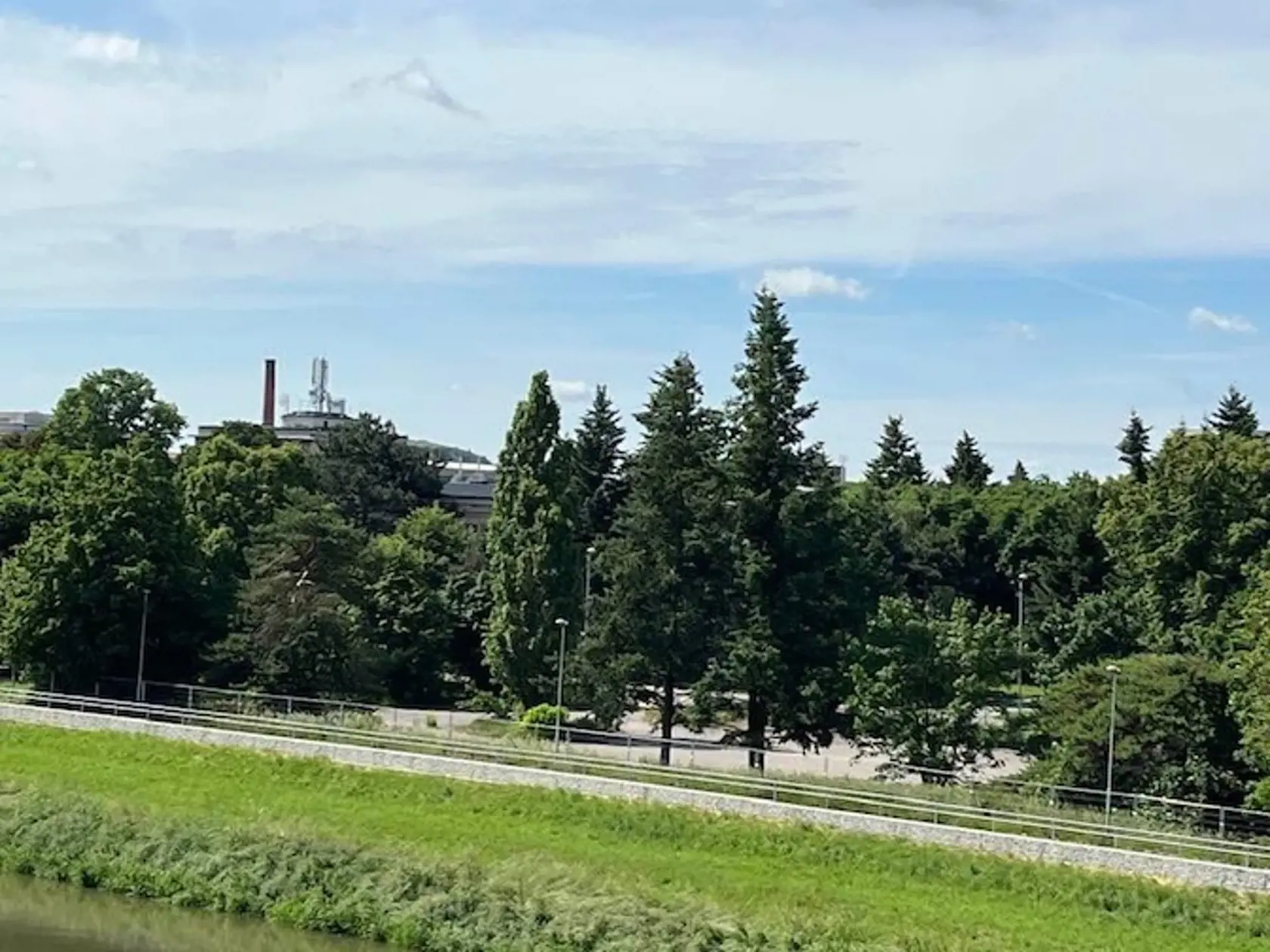 Pozemok na Parkovom nábreží medzi zápasníckou halou a Mostnou ulicou v Nitre patrí súkromnému investorovi. Plochu pri parku využívali ľudia na parkovanie a výbeh pre psy, ale užívali si aj prechádzky prírodou a nádhernú zeleň. Teraz sa to však mení - prebieha tu rozsiahly výrub stromov a domáci sú pobúrení!