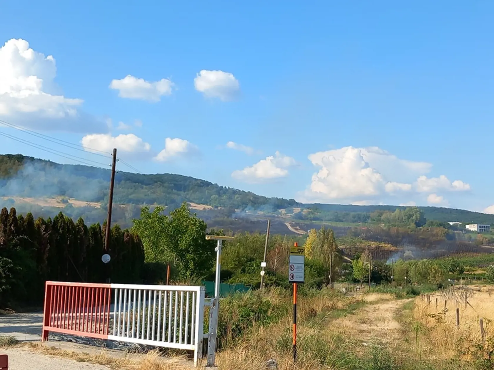 Starosta mestskej časti Bratislava-Rača upozorňuje obyvateľov, aby si kvôli požiaru pozatvárali okná. Hasiči sa podľa jeho slov snažia dostať pod kontrolu ešte úsek pri Vajspetri a viacero menších ohnísk.
