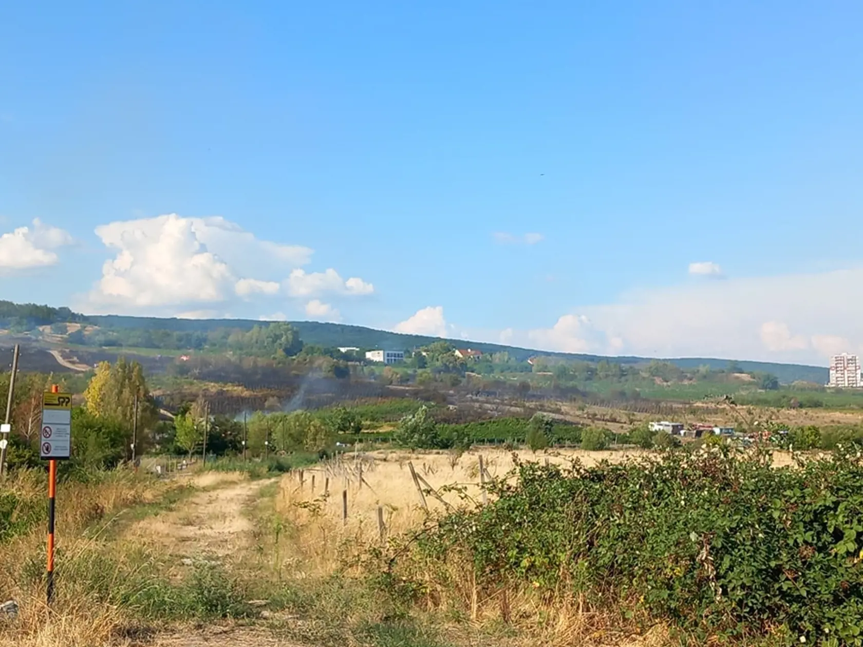 Starosta mestskej časti Bratislava-Rača upozorňuje obyvateľov, aby si kvôli požiaru pozatvárali okná. Hasiči sa podľa jeho slov snažia dostať pod kontrolu ešte úsek pri Vajspetri a viacero menších ohnísk.