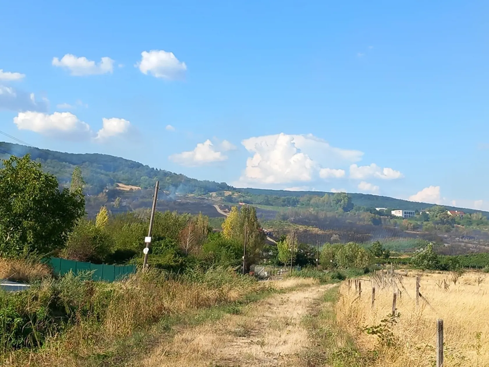 Oheň ohlásili po 13.00 h. Druhý požiar, ktorý bol ohlásený pred 14.30 h, je na Račianskej ulici.
