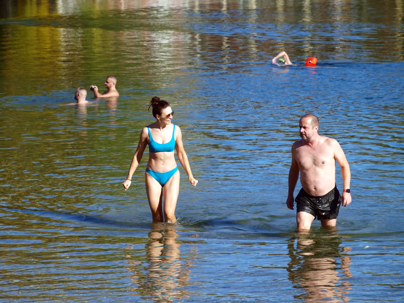 Na snímke ľudia sa kúpu v jazere Veľký Draždiak. FOTO TASR - Miroslav Košírer