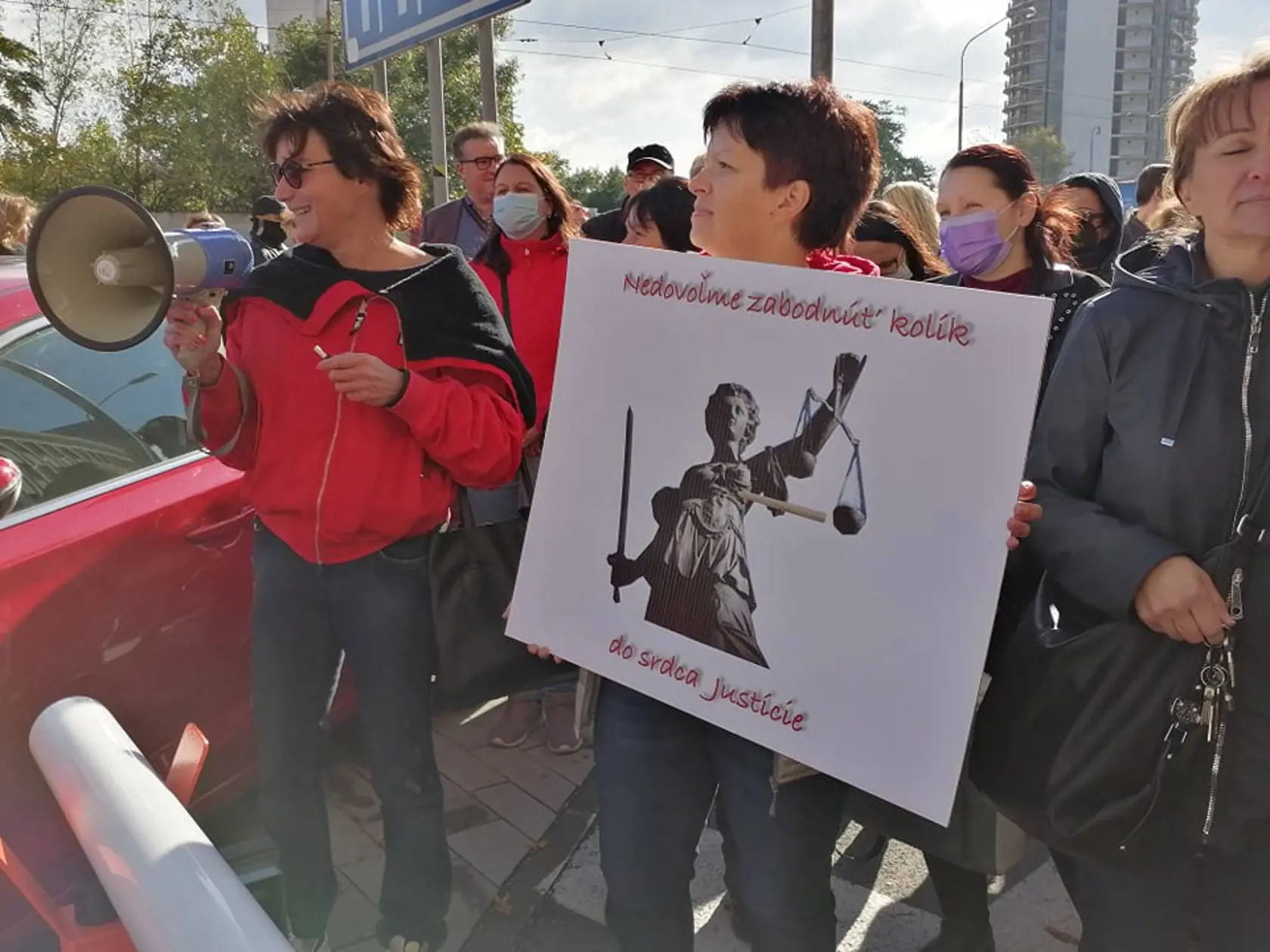 Napriek tvrdeniam Márie Kolíkovej, že celá reforma bude pre súdnictvo prospešná, nedôverujú jej ani samotní zamestnanci súdov. Nesúhlasí s ňou ani predsedníčka Odborového zväzu justície v SR Ingrid Vrkočová. „Ak robíte reformu s tými istými ľuďmi a len zväčšíte obvod, to neznamená, že ste zrušili korupciu,“ vysvetľovala.