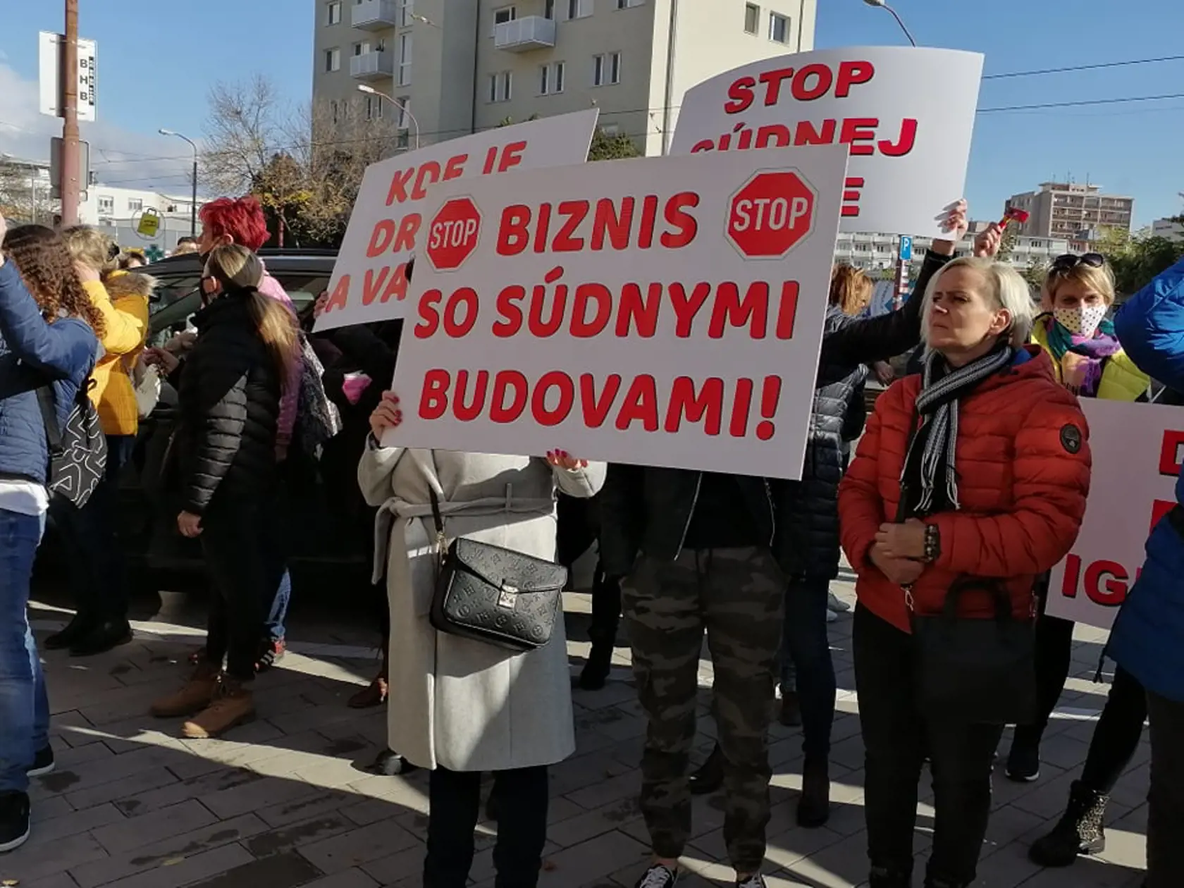Zamestnanci justície protestovali pred budovou Ministerstva spravodlivosti SR. Nepáči sa im reforma súdnictva.
