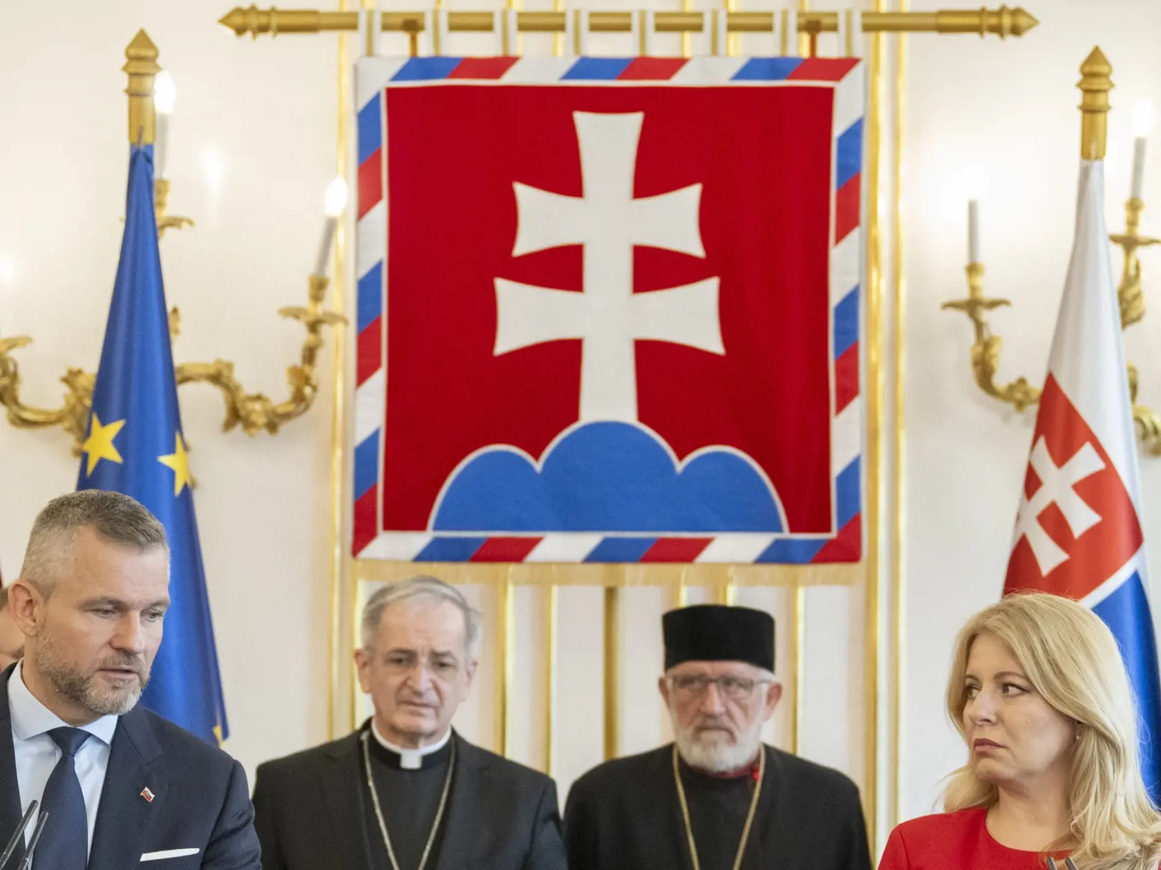 Na snímke prezidentka Zuzana Čaputová (vpravo) a zvolený prezident Peter Pellegrini (vľavo) počas tlačovej konferencie po stretnutí so zástupcami cirkví a náboženských spoločenstiev, druhý vľavo v pozadí rímskokatolícky arcibiskup metropolita Bratislavskej arcidiecézy Stanislav Zvolenský a v pozadí vpravo gréckokatolícky biskup, prvý bratislavský eparcha Peter Rusnák, v Prezidentskom paláci v stredu 22. mája 2024. Cieľom stretnutia bolo prispieť k upokojeniu spoločenskej atmosféry po minulotýždň