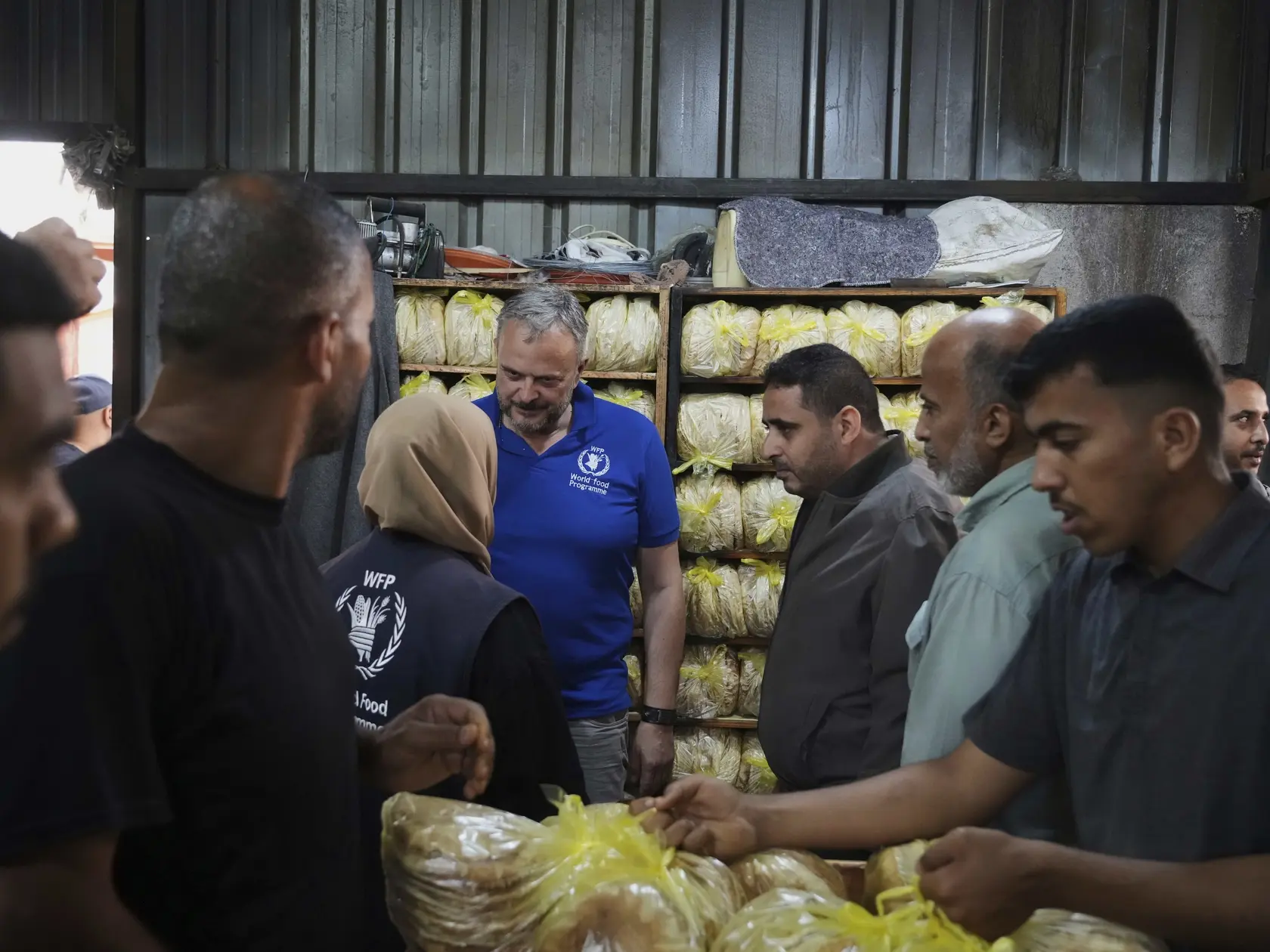 WA 51 Dajr al-Balah - Palestínčania pečú chlieb po obnovení dodávok humanitárnej pomoci v meste Dajr al-Balah v Pásme Gazy vo štvrtok 22. mája 2025. Svetový potravinový program (WFP) vo štvrtok informoval, že po obnovení dodávok humanitárnej pomoci do Pásma Gazy tam začalo fungovať niekoľko pekární. Dlhší čas boli doteraz nefunkčné pre nedostatok základných surovín. Organizácia upozorňuje, že ide „kvapku v mori“ a situácia v Pásme Gazy je naďalej katastrofálna. Izraelská vláda začiatkom týždňa oznámila, že zrušila 11 týždňov trvajúcu blokádu, ktorá priviedla palestínsku enklávu na pokraj hladomoru. Podľa izraelskej armády v pondelok vstúpilo do Pásma Gazy päť, v utorok 93 a v stredu 100 kamiónov s humanitárnou pomocou. FOTO TASR/AP
Palestinians bake bread after the World Food Program was able to bring in flour for the first time in over a month as Israel allowed some aid to enter the Gaza Strip, in Deir al-Balah, Gaza Strip, Thursday, May 22, 2025. (AP Photo/Abdel Kareem Hana)