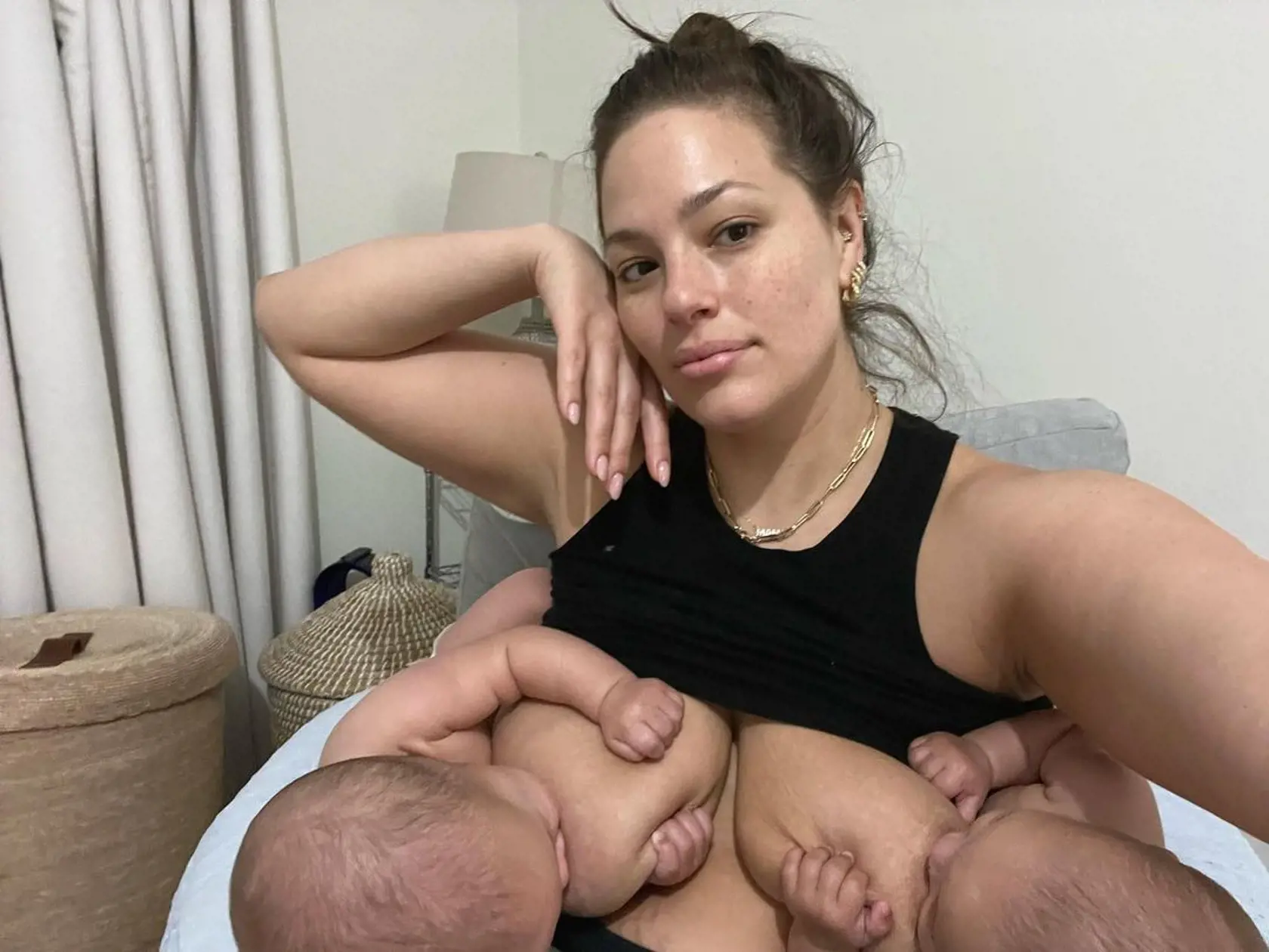 Ashley Graham pri dojčení svojich synov