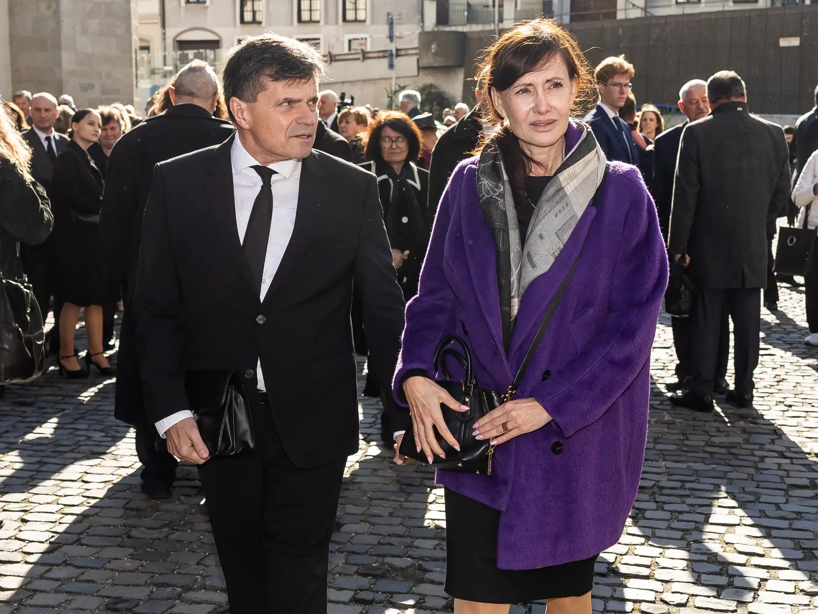 Posledná rozlúčka s hercom Štefanom Kvietikom za účasti rodiny aj verejnosti v Katedrále sv. Martina v Bratislave. Na snímke Peter Plavčan s manželkou.
