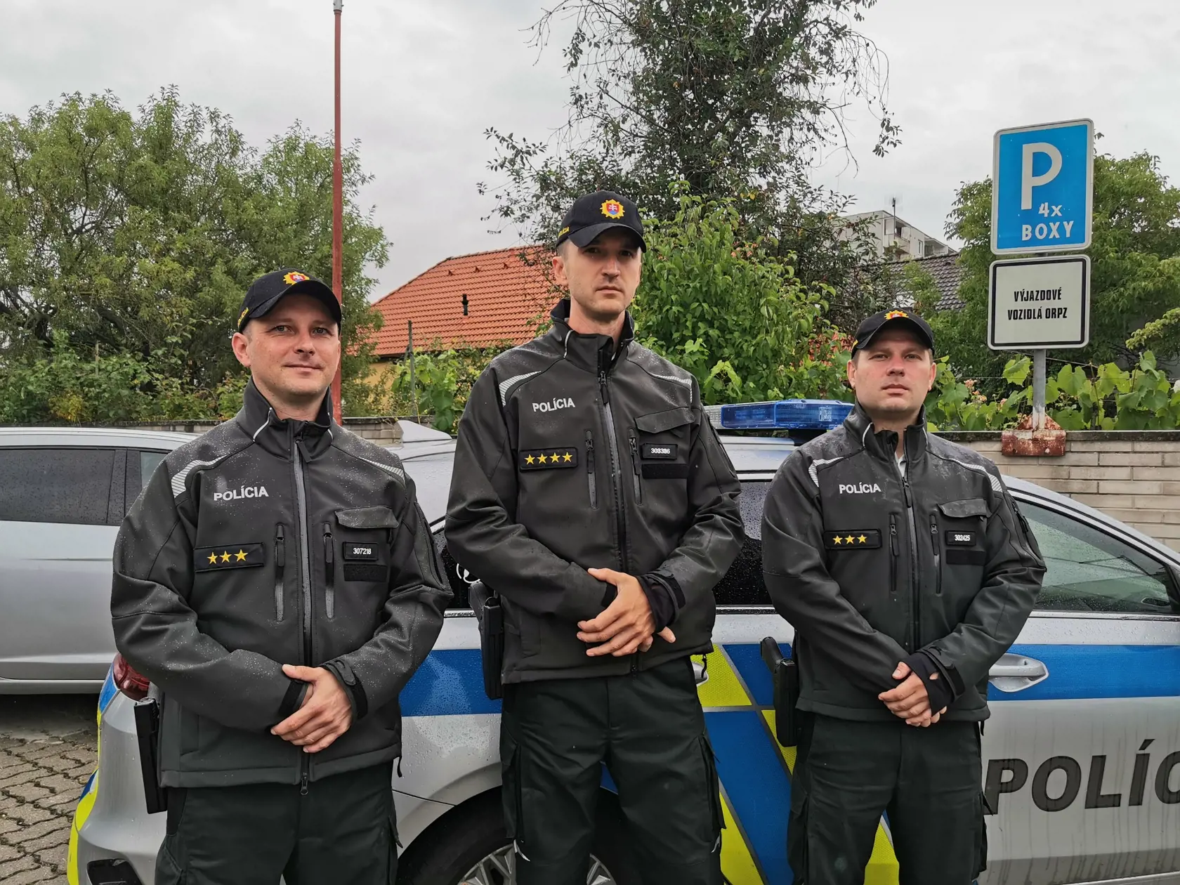 Traja policajti zľava Ondrej Krištof, Marcel Spaček a Martin Bulko majú za sebou poriadne adrenalínovú akciu. Kým oni zachraňovali muža v bezvedomí, nad hlavami im prskali elektrické káble a za chrbtami horeli tuje.