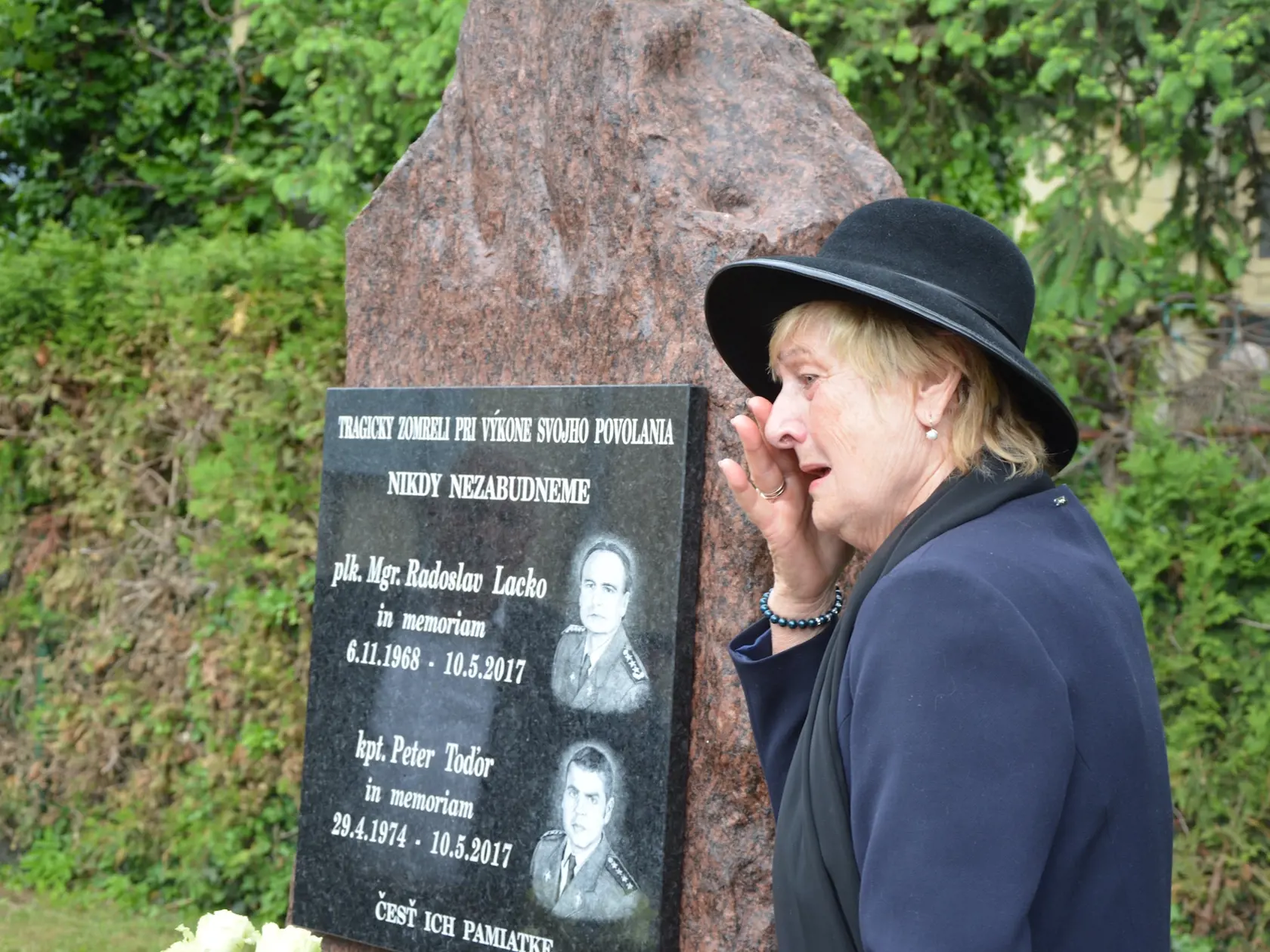 Mama Radoslava Lacka Tamara Namešpetová (74) zažila smrť svojho syna práve na svoje okrúhle narodeniny: "Nebol to prvý pád takéhoto vrtuľníka. On nebol stavaný na takéto zákroky. Aj pilot mi písal, že on to ak nenechá a bude sa snažiť ďalej dopátrať pravdy. Ale je veľmi zronený. Do konca života bude trpieť. S mojim synom boli kamaráti."