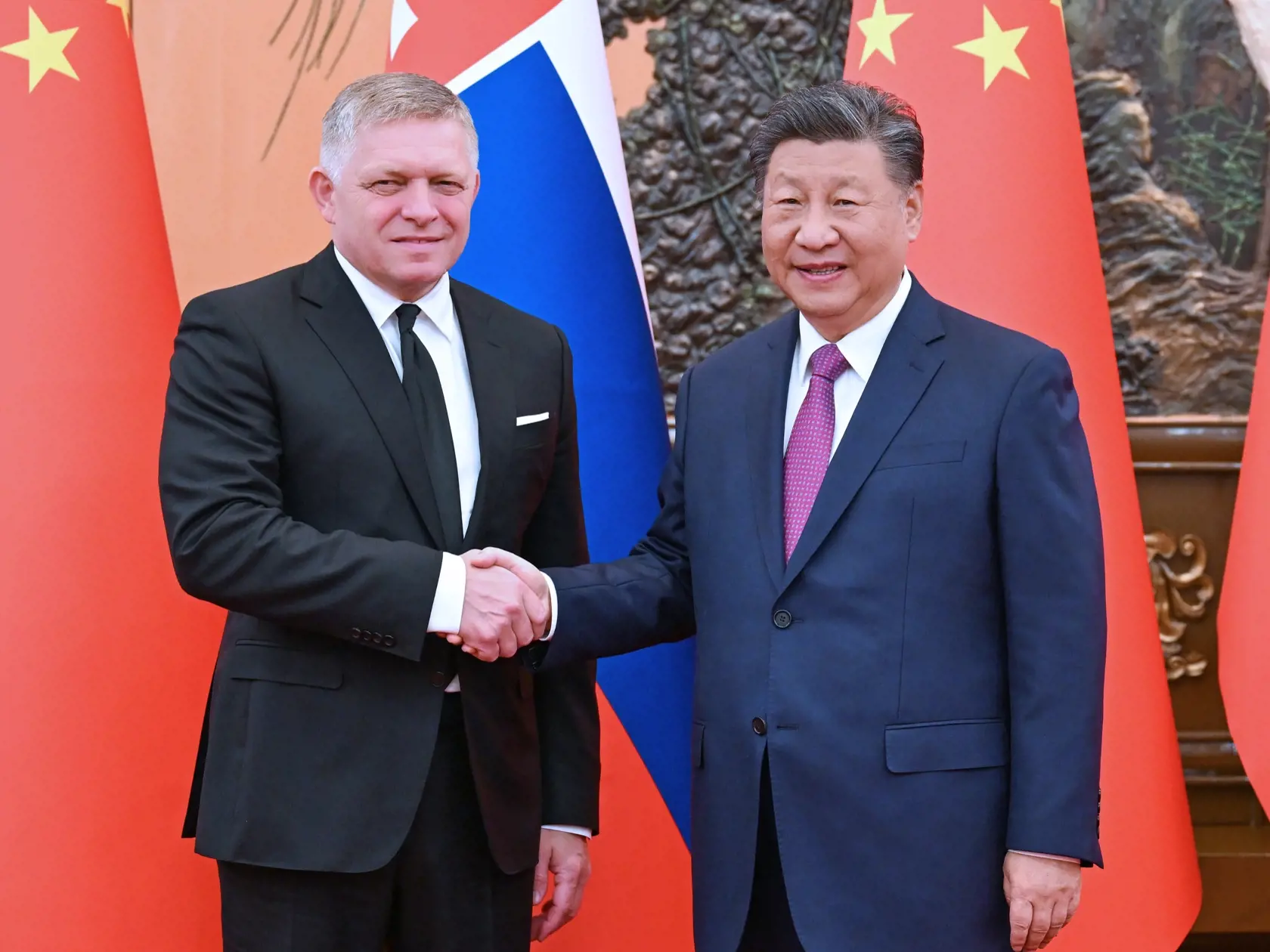 AZ23 - Na snímke slovenský premiér Robert Fico (vľavo) a čínsky prezident Si Ťin-pching si podávajú ruky počas stretnutia v Pekingu 1. novembra 2024. Slováci budú môcť cestovať do Číny na obdobie do 15 dní bez víz. Slovensko je zasa pripravené zaviesť priame letecké spojenie medzi Bratislavou a Pekingom. Uviedol to v piatok slovenský premiér Robert Fico (Smer-SD), ktorý je spolu s ministrami a podnikateľmi na oficiálnej návšteve Číny. FOTO TASR/XINHUA




(241101) -- BEIJING, Nov. 1, 2024 (Xinhua) -- Chinese President Xi Jinping meets with Slovak Prime Minister Robert Fico, who is on an official visit to China, at the Great Hall of the People in Beijing, capital of China, Nov. 1, 2024. (Xinhua/Rao Aimin)