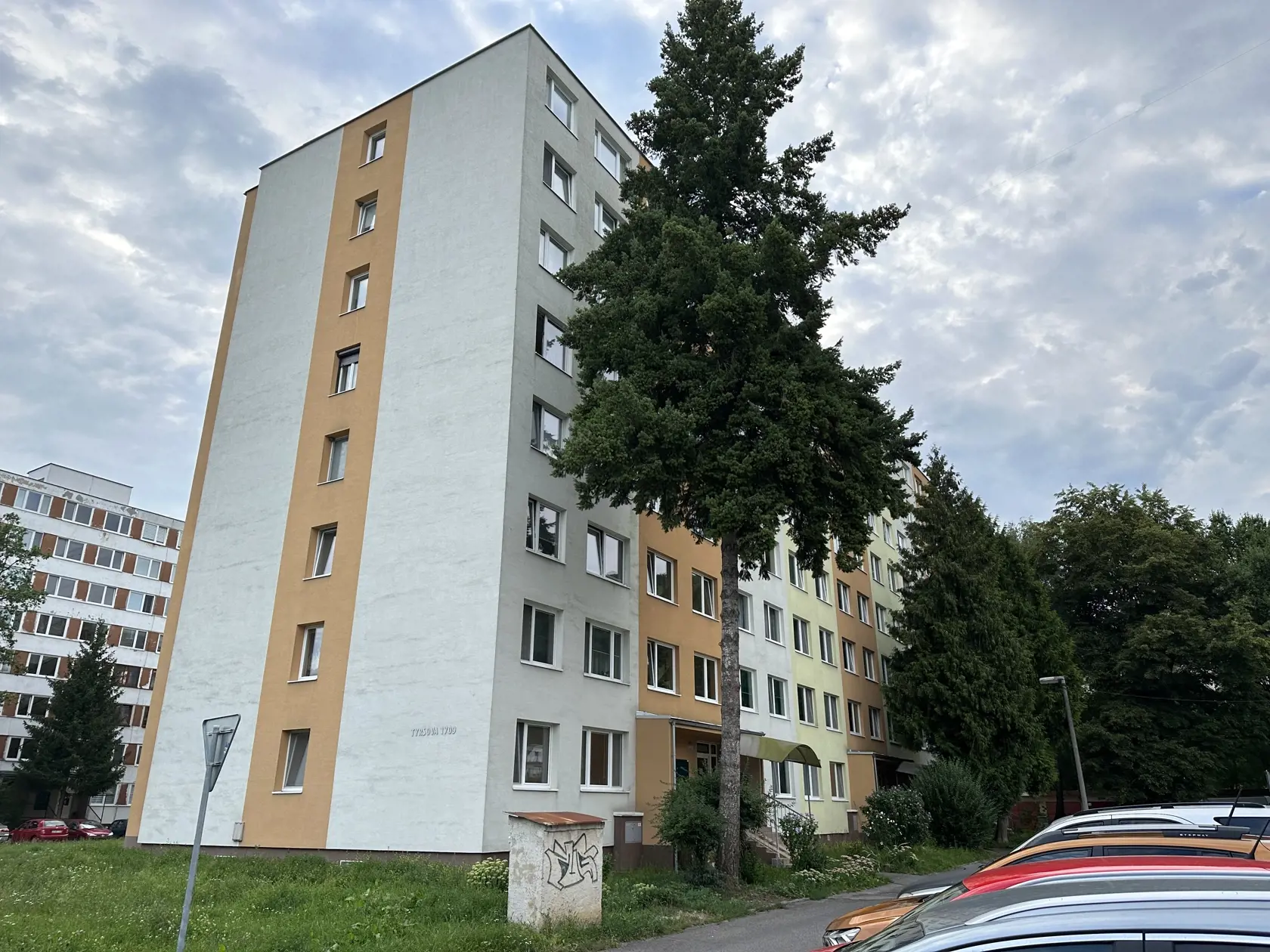 Na mieste činu v putách skončili dvaja synovia nebožtíka. Deň po zadržaní ich pustili na slobodu.