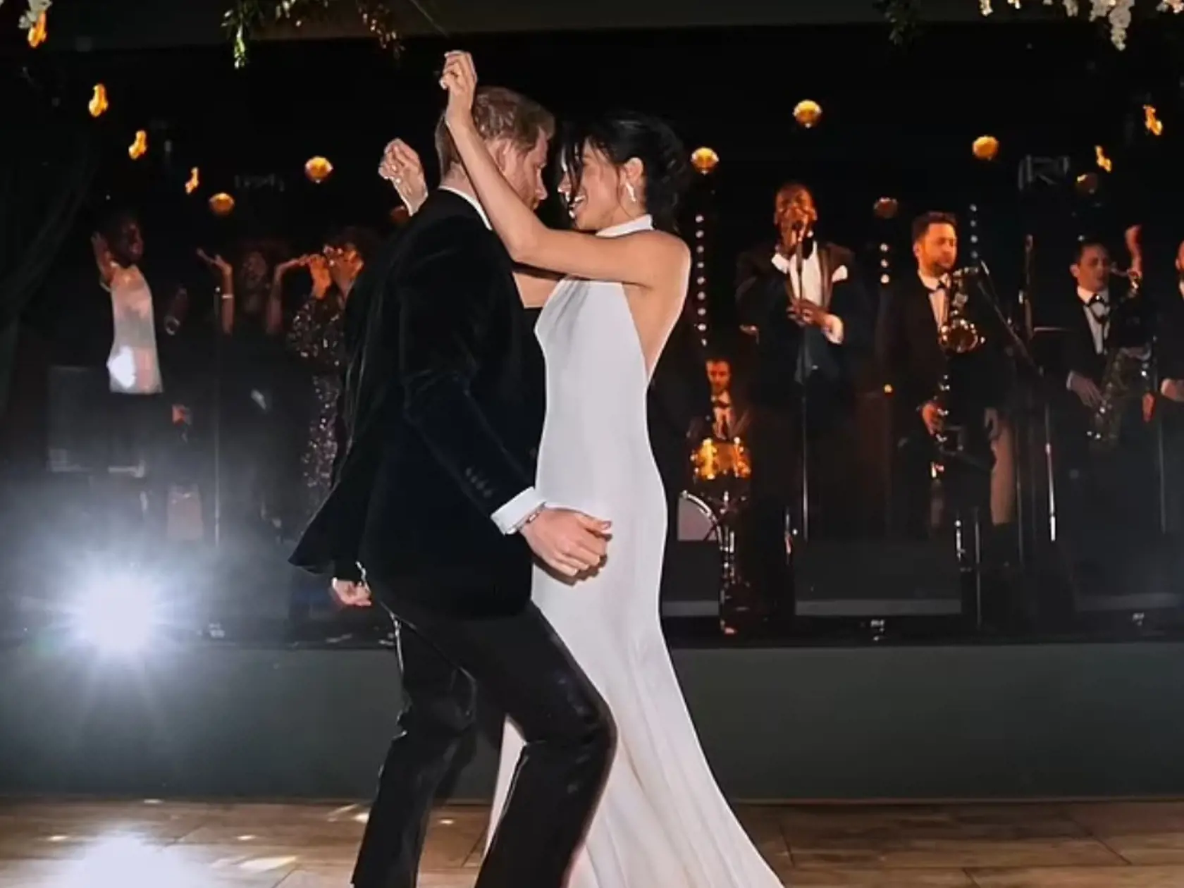 Mimo iné je na záberoch zachytený aj prvý novomanželský tanec páru na skladbu Land Of A Thousand Dances. Vojvodkyňa Meghan pri tom na sebe nemá svadobnú róbu, ktorú mala oblečenú počas obradu a počas oficiálneho fotografovania.