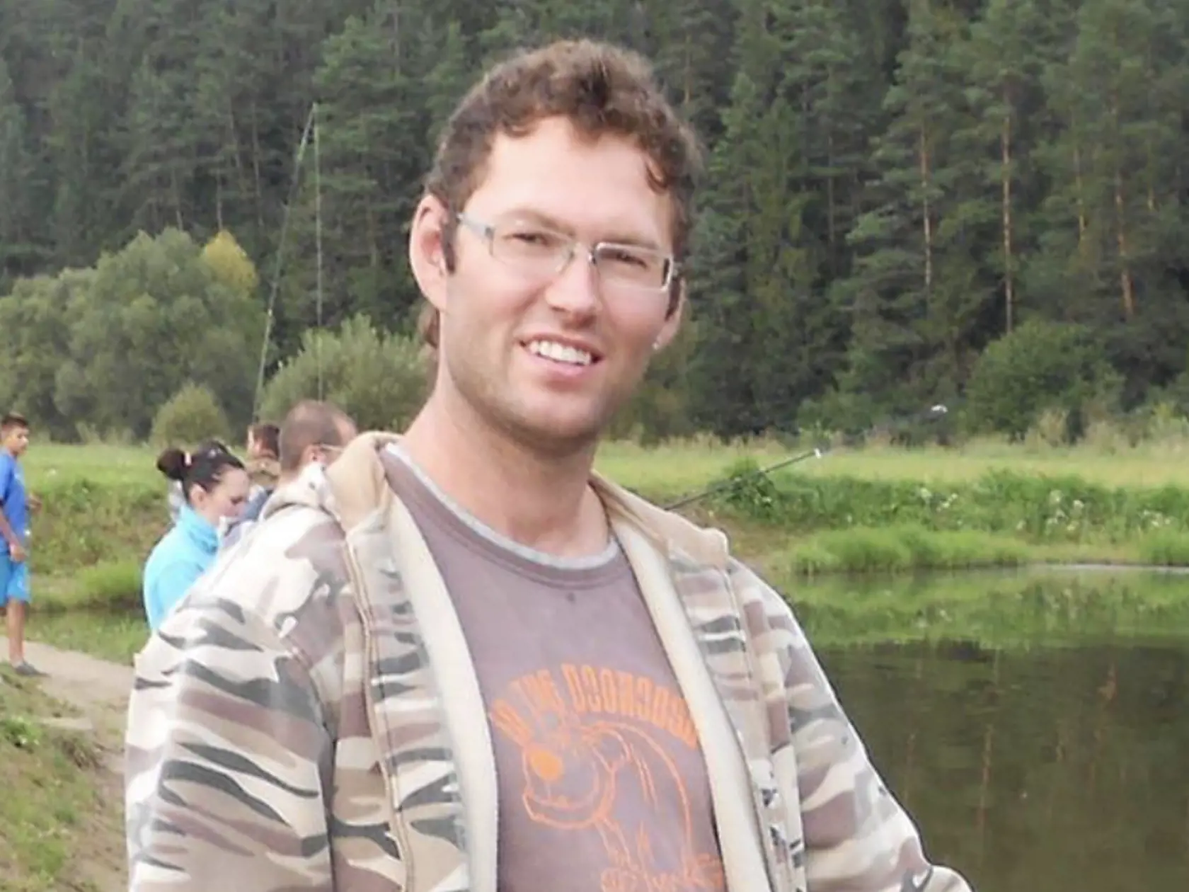 Ján z obce Vojňany v Kežmarskom okrese. Podľa jeho susedov chcel byť od detstva vojakom, no nevyplnilo sa mu to pre zrakovú vadu a tým si vysvetľujú jeho skratové konanie, kedy viackrát na ľudí vytiahol zbraň. Miloval filmy s vojenskou tematikou. Polícia ho obvinila z vraždy pumpára z Veľkej Lomnice, vraždy dôchodcu zo Spišskej Novej Vsi, streľby na snúbencov na ceste medzi Jurským a Holumnicou a zo streľby na policajnú hliadku v Liptovskom Hrádku.