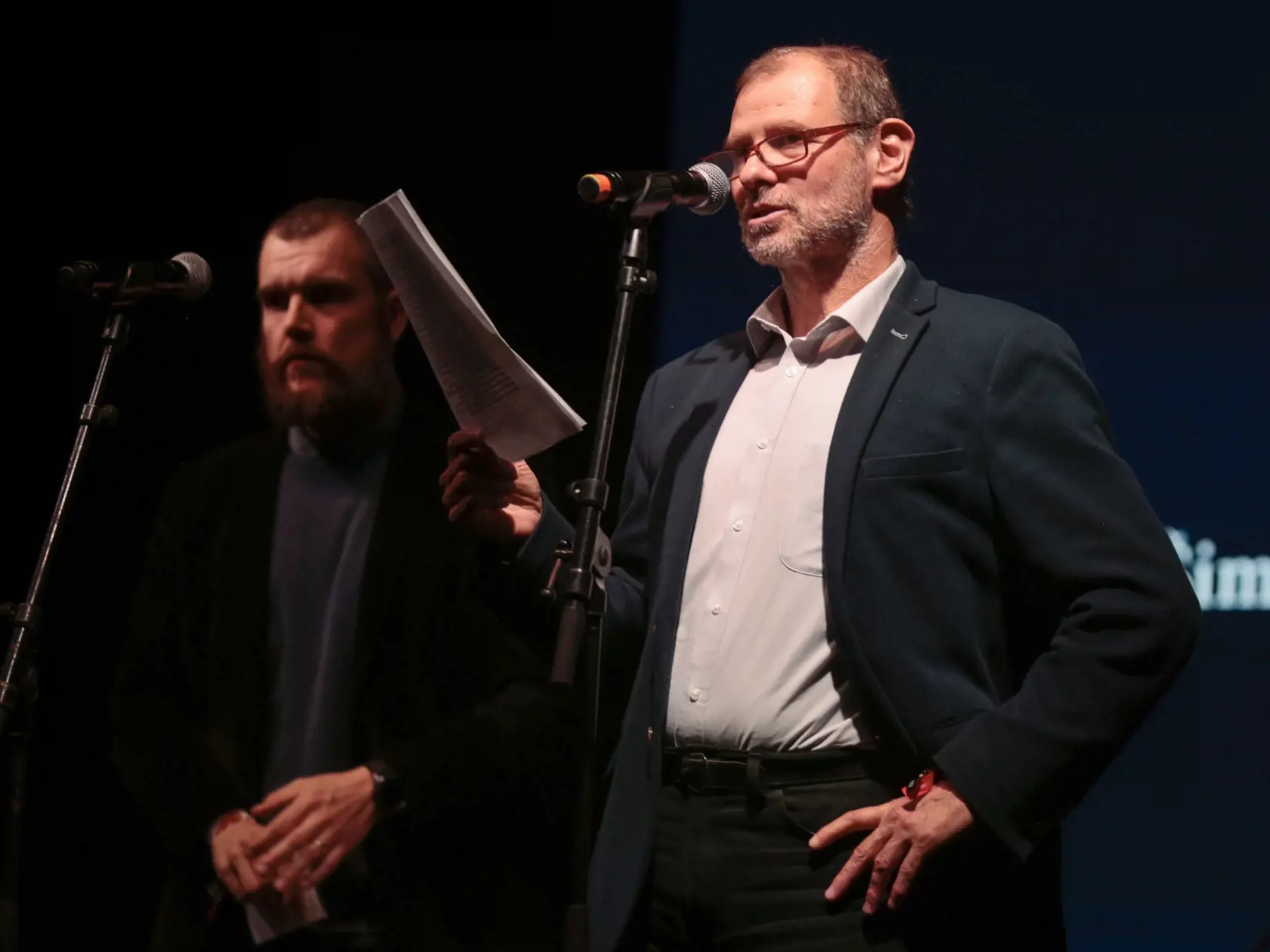Otec europoslanca a lídra Progresívneho Slovenska Michala Šimečku (39) - publicista Martin M. Šimečka (65) vzbudil nedávno poriadny rozruch, keď v rámci diskusie Denníka N v Banskej Bystrici označil voličov strany Smer za „svine vo vnútri ľudských bytostí“. Výrok vyvolal búrlivé reakcie zo strany opozície. Mladý Šimečka preto mal čo robiť, aby slová svojho otca objasnil voličom.