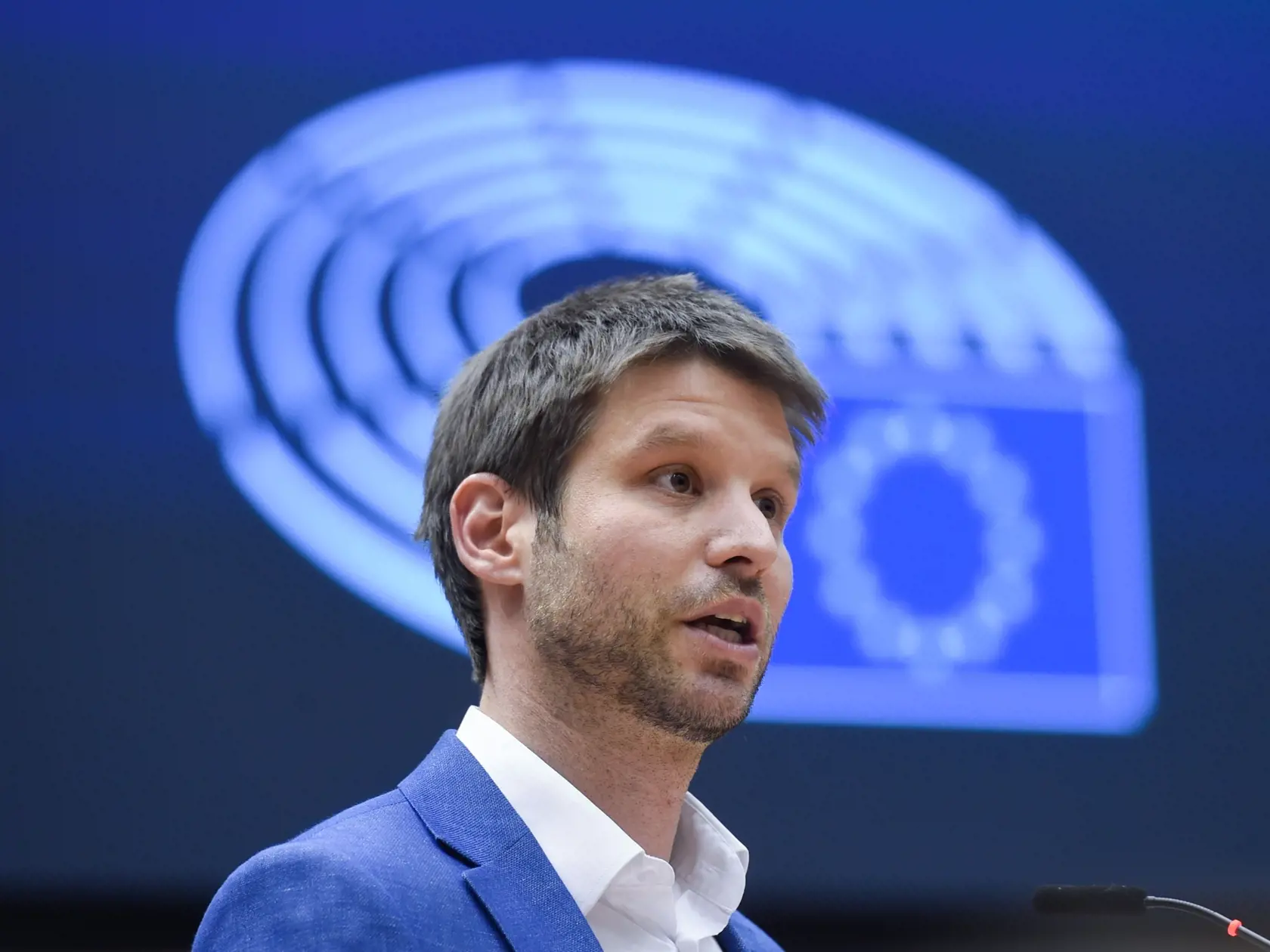 Otec europoslanca a lídra Progresívneho Slovenska Michala Šimečku (39) - publicista Martin M. Šimečka (65) vzbudil nedávno poriadny rozruch, keď v rámci diskusie Denníka N v Banskej Bystrici označil voličov strany Smer za „svine vo vnútri ľudských bytostí“. Výrok vyvolal búrlivé reakcie zo strany opozície. Mladý Šimečka preto mal čo robiť, aby slová svojho otca objasnil voličom.