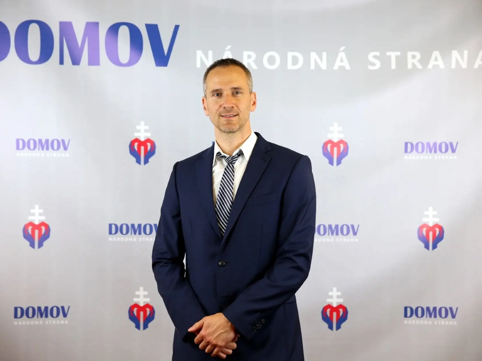 Vulgárny slovník a hanlivé výroky preslávili bývalého predsedu Slovenskej národnej strany Jána Slotu (69). Politické ambície však nechýbali ani jeho synovi – Pavlovi Slotovi (42). Ten sa pred rokmi po neúspešných voľbách do čela SNS rozhodol založiť si vlastnú politickú stranu. Tá však príliš nezabodovala, a tak Slotov potomok v politike neoslnil.
