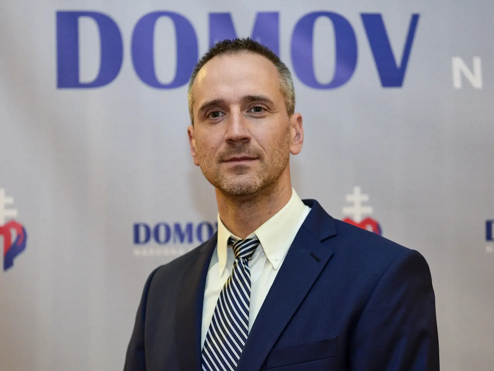 „Ján Slota je synonymum niečoho zlého, arogantného a vulgárneho, takže ak sa chce mladý pán Slota v politike presadiť, tak by bolo ideálne zmeniť si priezvisko,“ myslí si politológ Štefančík.