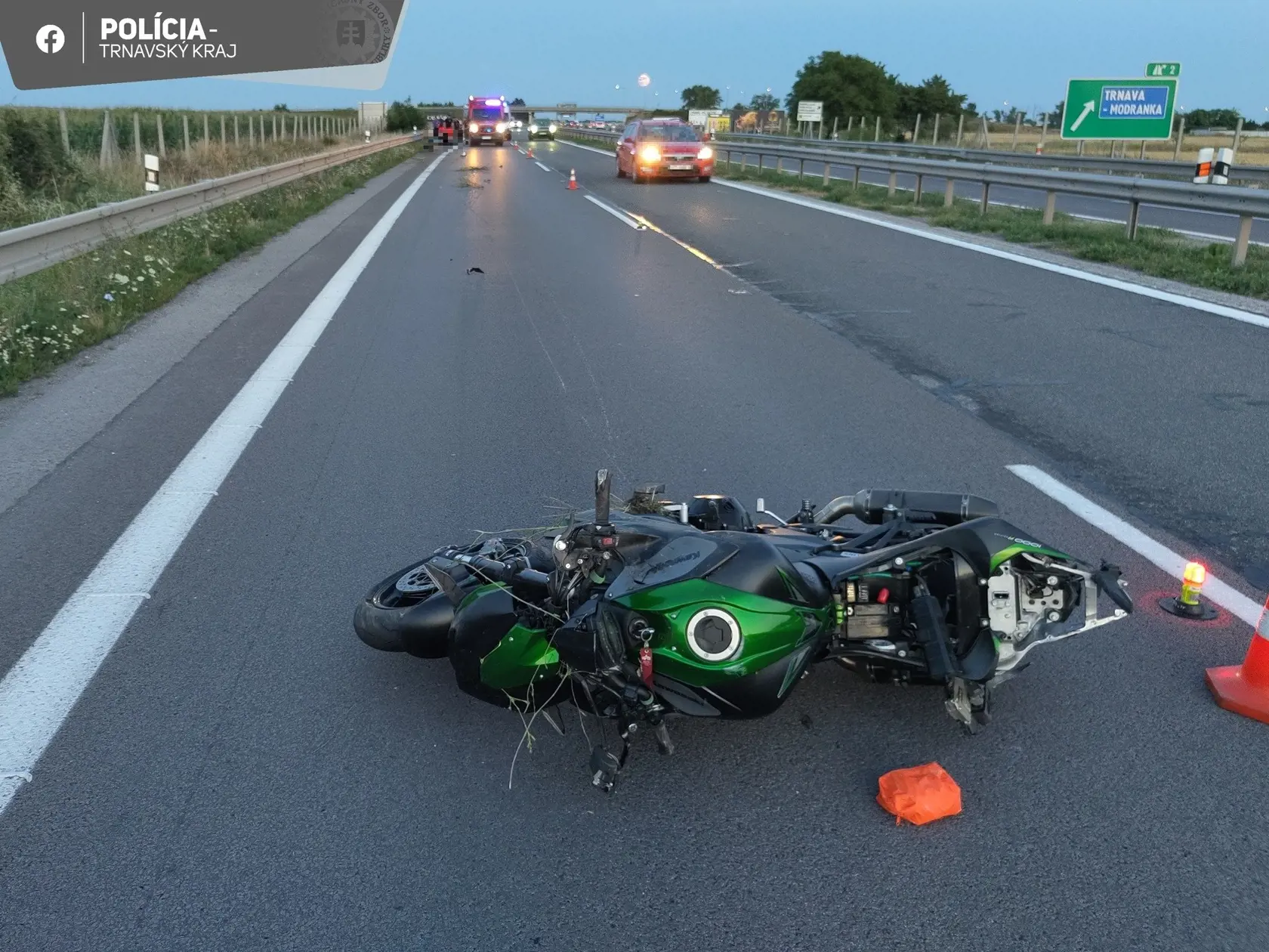 Len chvíľka nepozornosti stála mladého Jakuba život. Miloval adrenalín a na svojej motorke rád predvádzal akrobatické čísla. Práve tie sa mu stali osudným. V pondelok večer pri jednom z nich nezvládol riadenie, spadol na zem a narazil do zvodidiel.