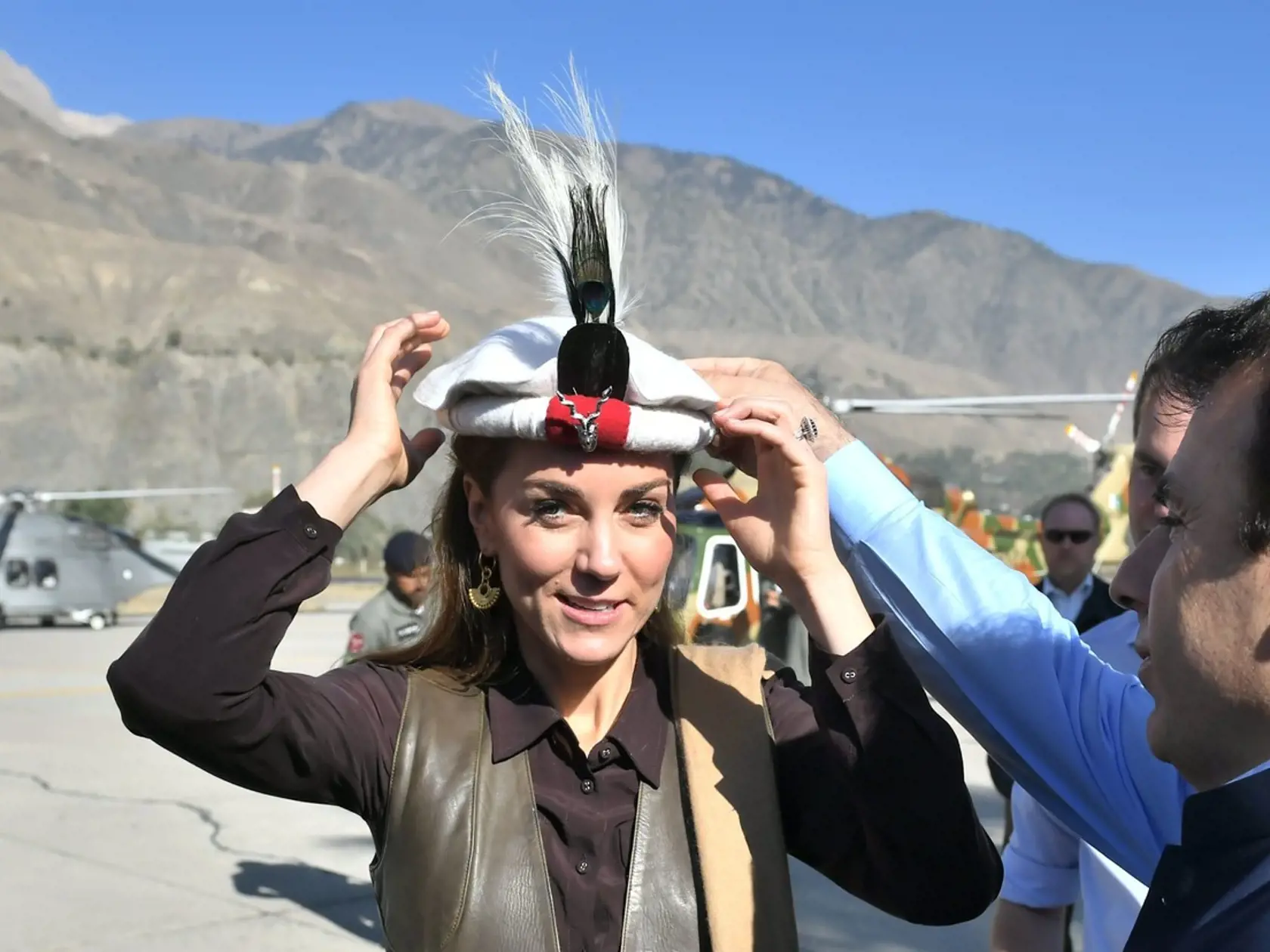 Kate Middleton mala na hlave rovnakú čiapku ako princezná Diana počas návštevy Pakistanu.