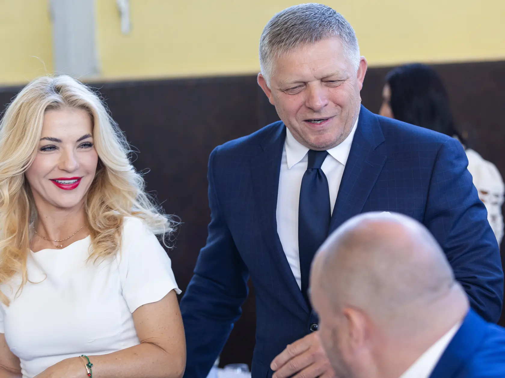 Na snímke zľava ministerka kultúry SR Martina Šimkovičová (nominantka SNS) a predseda vlády SR Robert Fico (Smer-SD) pred začiatkom výjazdového rokovania vlády SR v meste Púchov v stredu 2. júla 2025. 