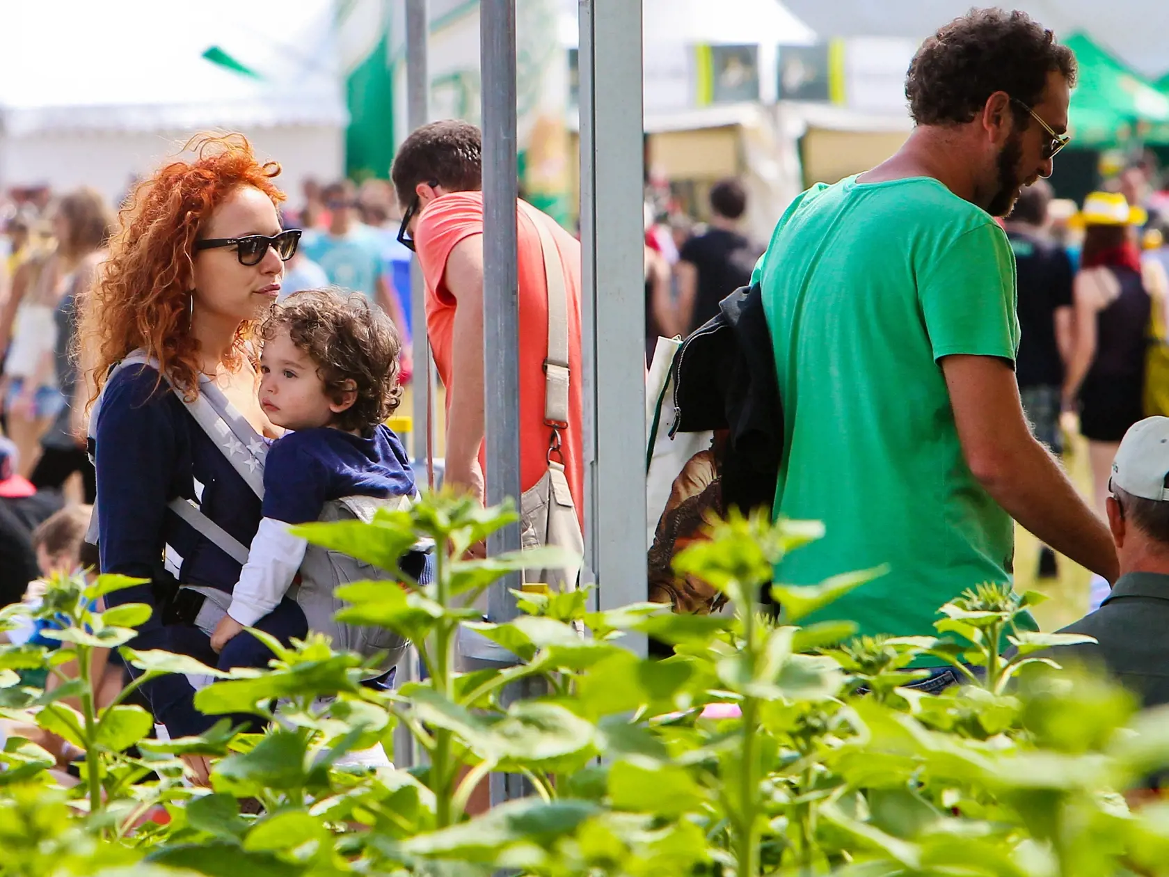 Na trencianskom letisku pokracuje druhym dnom 17 rocnik letneho hudobneho festivalu Bazant Pohoda 2013. Na snimke moderatorka Vera Wisterova s manzelom Jeremym a syncekom Harlowom.