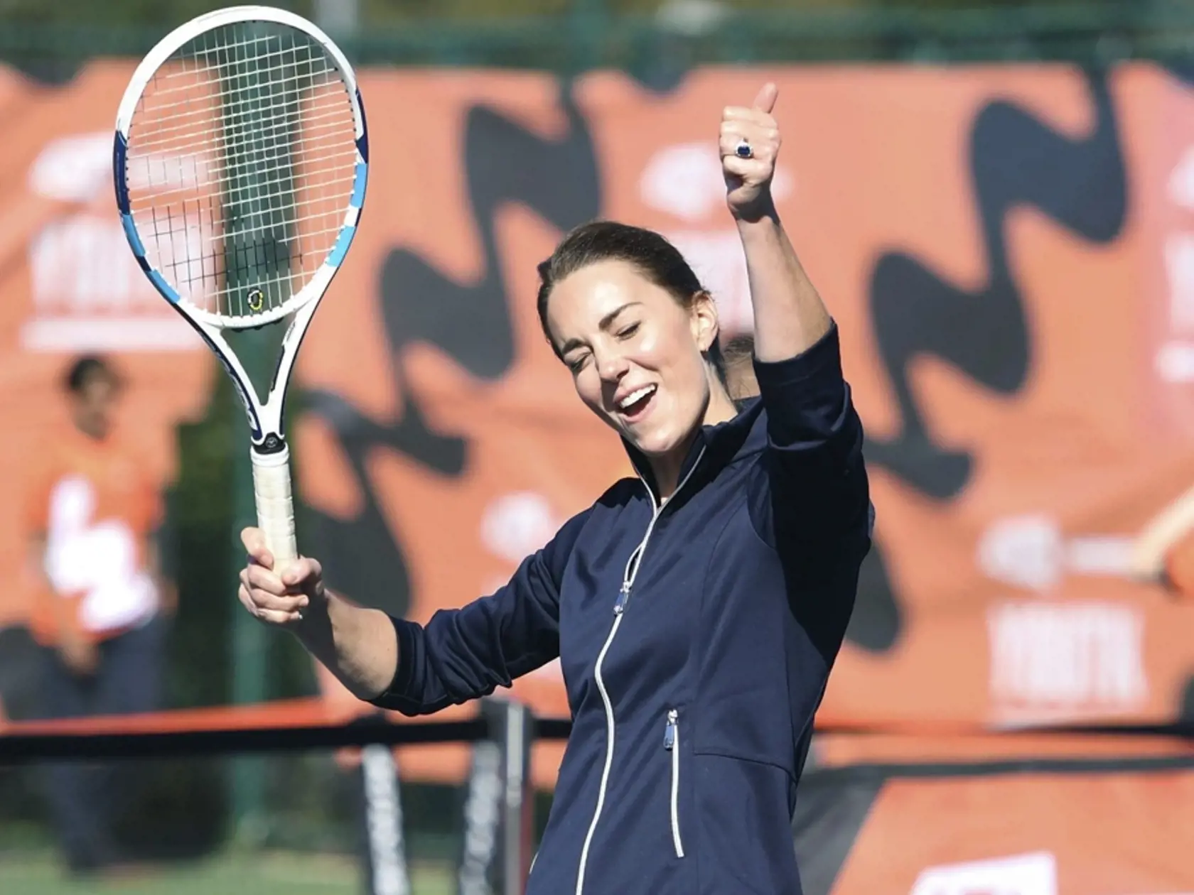 KK4 Londýn -   Kate, vojvodkyňa z Cambridgeu hrá tenis s britskou tenistkou a víťazkou tohtoročného grandslamového turnaja US Open Emmou Raducanuovou počas podujatia organizovaného programom LTA Youth 24. septembra 2021 v Londýne. FOTO TASR/AP
Britain's Kate, the Duchess of Cambridge reacts as she plays tennis with US Open Champion Emma Raducanu during an event hosted by the LTA Youth programme, at the National Tennis Centre in London, Friday, Sept. 24, 2021. (Jeremy Selwyn/Pool Photo via AP)
