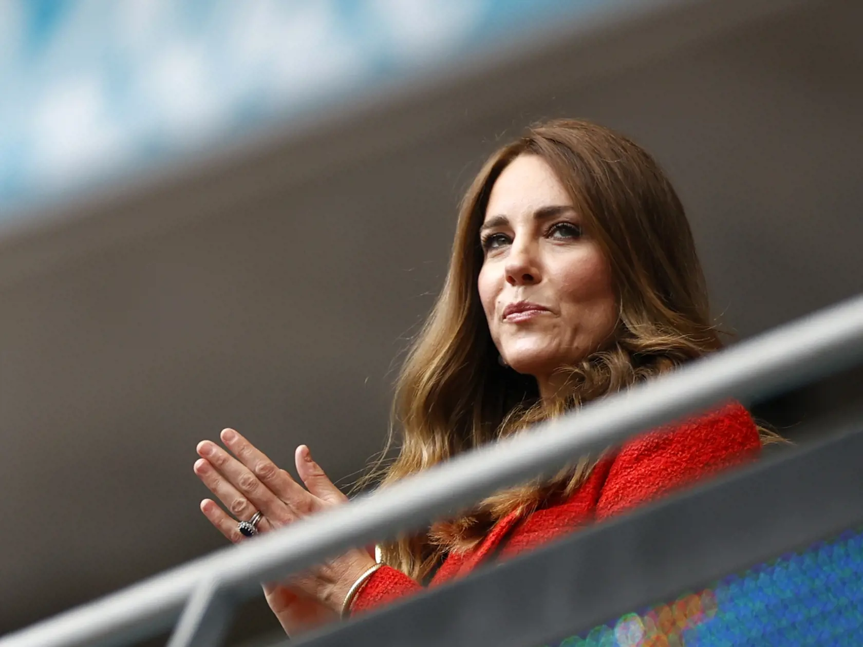 KK33 Londýn - Kate, vojvodkyňa z Cambridgeu, tlieska pred osemfinálovým zápasom Anglicko - Nemecko na ME vo futbale 29. júna 2021 v Londýne. FOTO TASR/AP
Catherine, Duchess of Cambridge applauds before the Euro 2020 soccer match round of 16 between England and Germany at Wembley stadium in London, Tuesday, June 29, 2021. (John Sibley/Pool via AP)