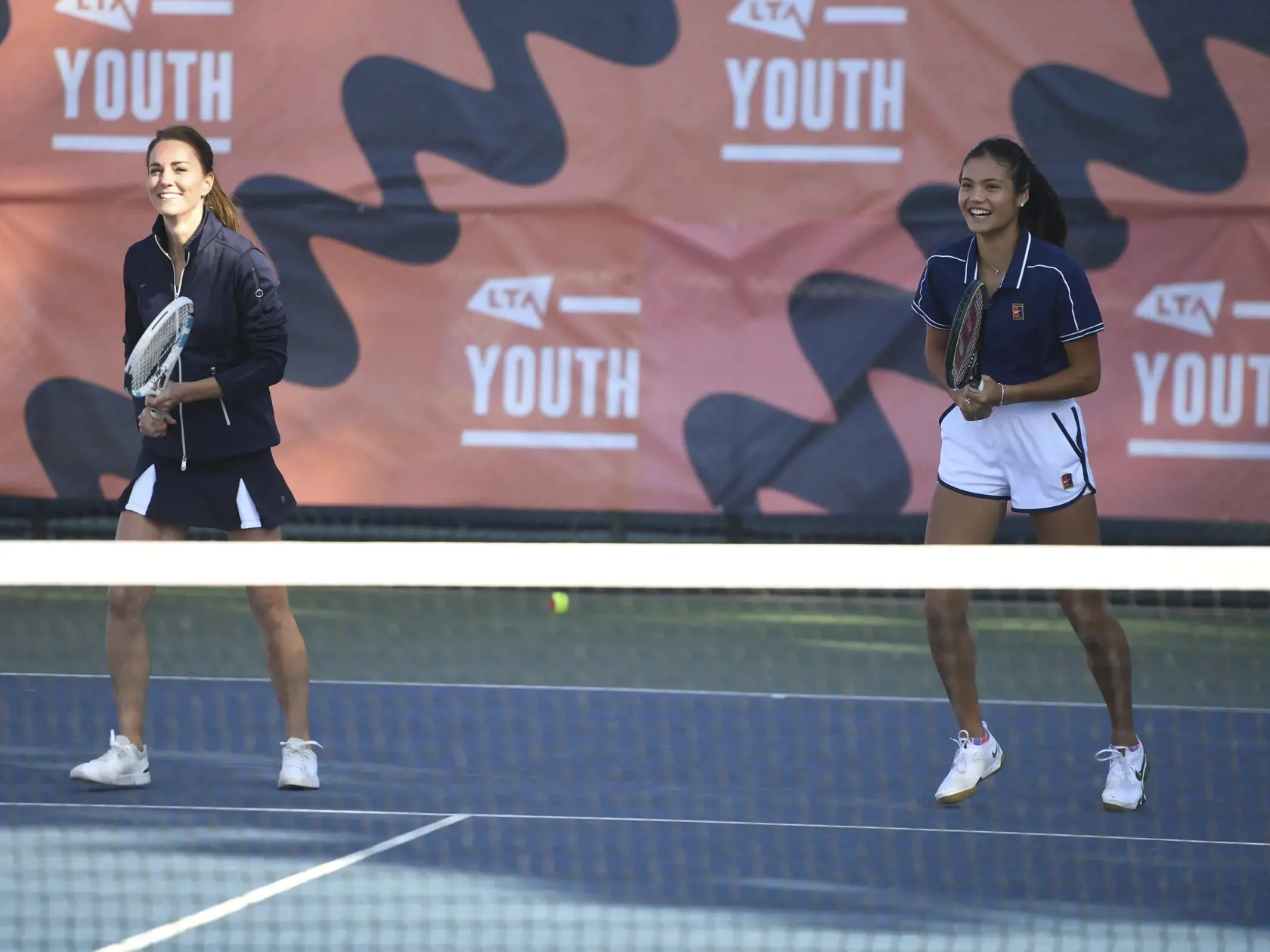 KK3 Londýn -   Kate (vľavo), vojvodkyňa z Cambridgeu a britská tenistka a víťazka tohtoročného grandslamového turnaja US Open Emma Raducanuová hrajú tenis počas podujatia organizovaného programom LTA Youth 24. septembra 2021 v Londýne. FOTO TASR/AP
Britain's Kate, the Duchess of Cambridge, left, reacts as she plays with US Open Champion Emma Raducanu during an event hosted by the LTA Youth programme, at the National Tennis Centre in London, Friday, Sept. 24, 2021. (Jeremy Selwyn/Pool Photo via A