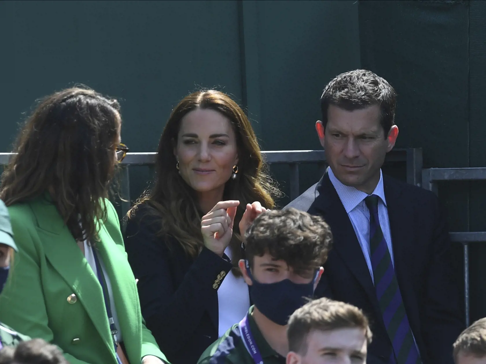 KK28 Londýn -  Kate (uprostred), vojvodkyňa z Cambridgeu a Tim Henman sledujú zápas štvorhry Jammie Murray, Bruno - Nicholas Monroe, Vasek Pospisil na grandslamovom turnaji vo Wimbledone 2. júla 2021. FOTO TASR/AP
Britain's Kate, Duchess of Cambridge, centre, sits on Court 14 with Tim Henman to watch the men's doubles match between Britain's Jamie Murray and Brazil's Bruno Soares against Nicholas Monroe of the US and Canada's Vasek Pospisil on day five of the Wimbledon Tennis Championships in Lo